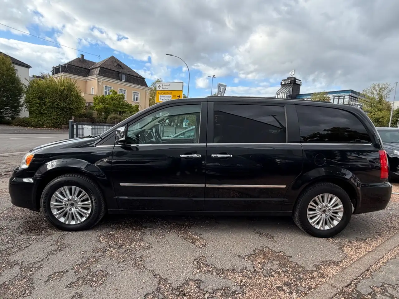 LANCIA VOYAGER GOLD 2.8 MULTIJET 178ch BVA - 7 PLACES - CUIR - TOIT PANORAMIQUE - PORTES COULISSANTES ÉLECTRIQUES - HAYON ÉLECTRIQUE