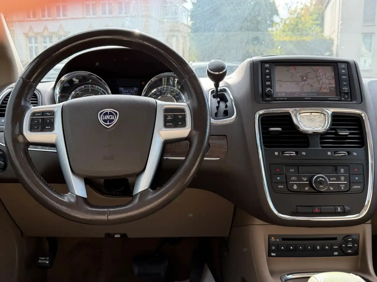 LANCIA VOYAGER GOLD 2.8 MULTIJET 178ch BVA - 7 PLACES - CUIR - TOIT PANORAMIQUE - PORTES COULISSANTES ÉLECTRIQUES - HAYON ÉLECTRIQUE
