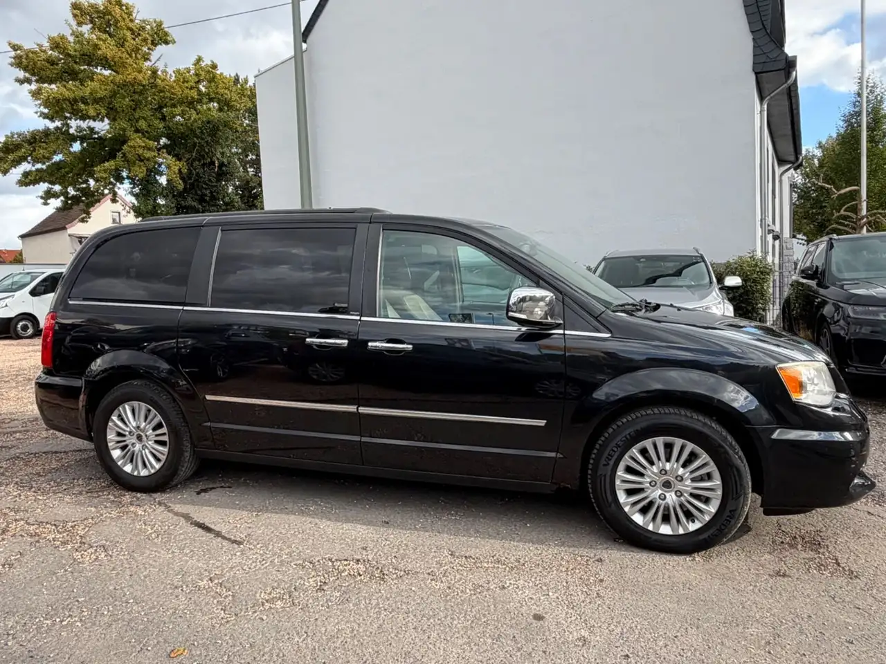 LANCIA VOYAGER GOLD 2.8 MULTIJET 178ch BVA - 7 PLACES - CUIR - TOIT PANORAMIQUE - PORTES COULISSANTES ÉLECTRIQUES - HAYON ÉLECTRIQUE