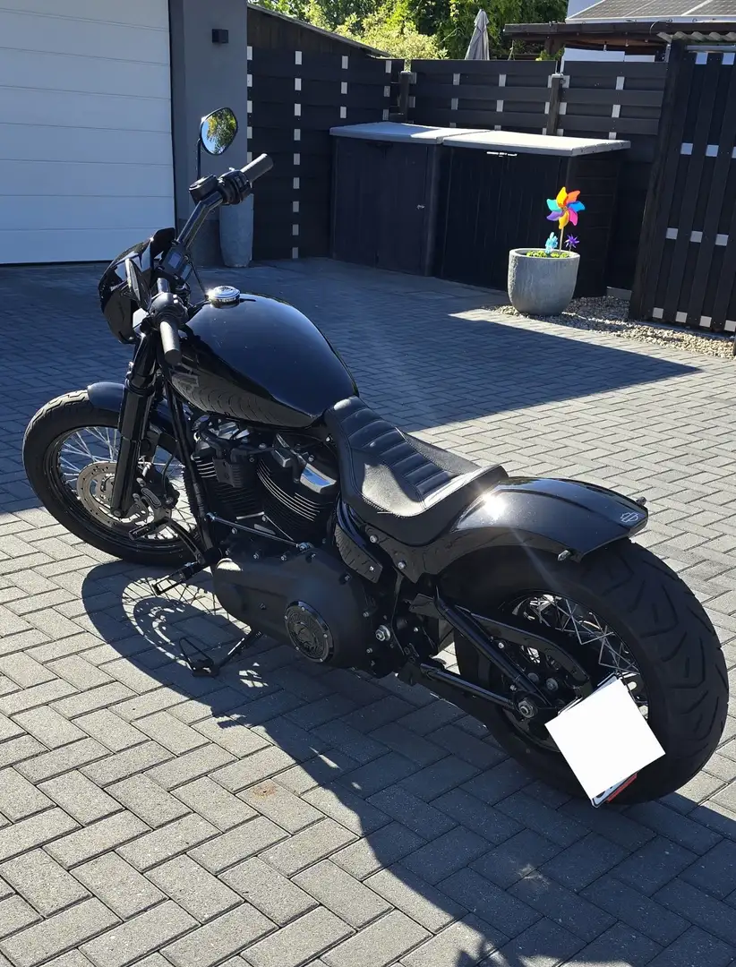 Harley-Davidson Street Bob Noir - 1