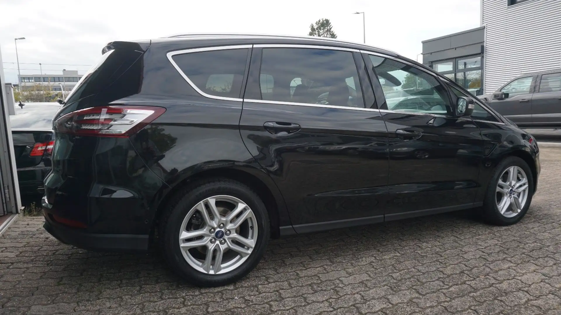 Ford S-Max S-MAX Titanium*7-SITZE*SHZ*PDC*NAVI*LED* Schwarz - 2