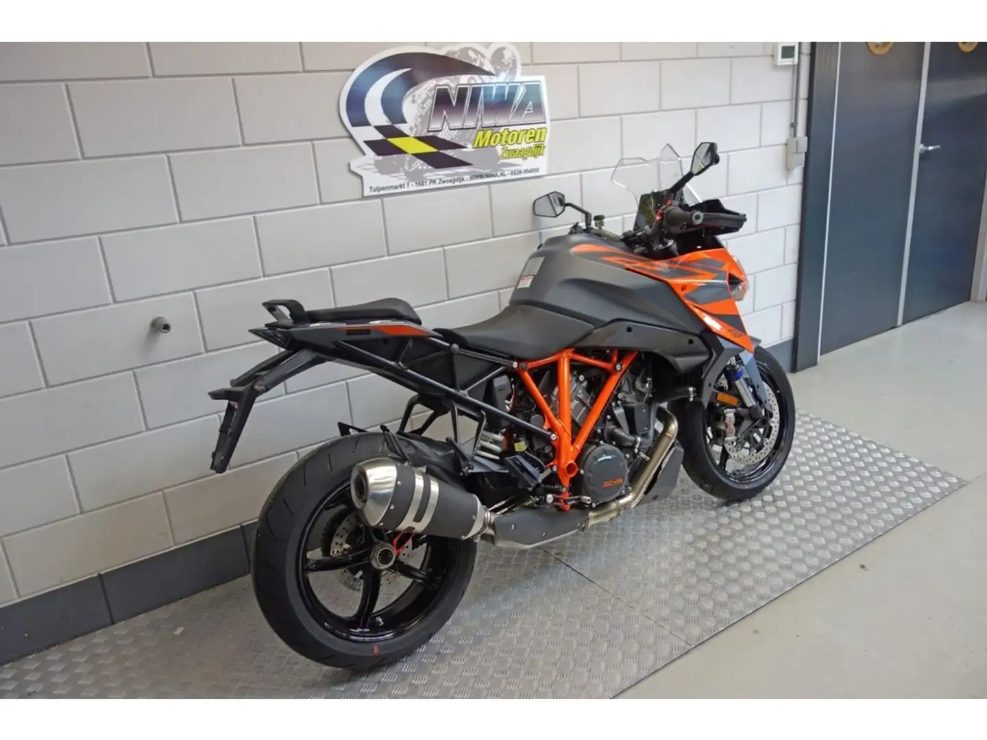 KTM 1290 Super Duke GT Orange - 2