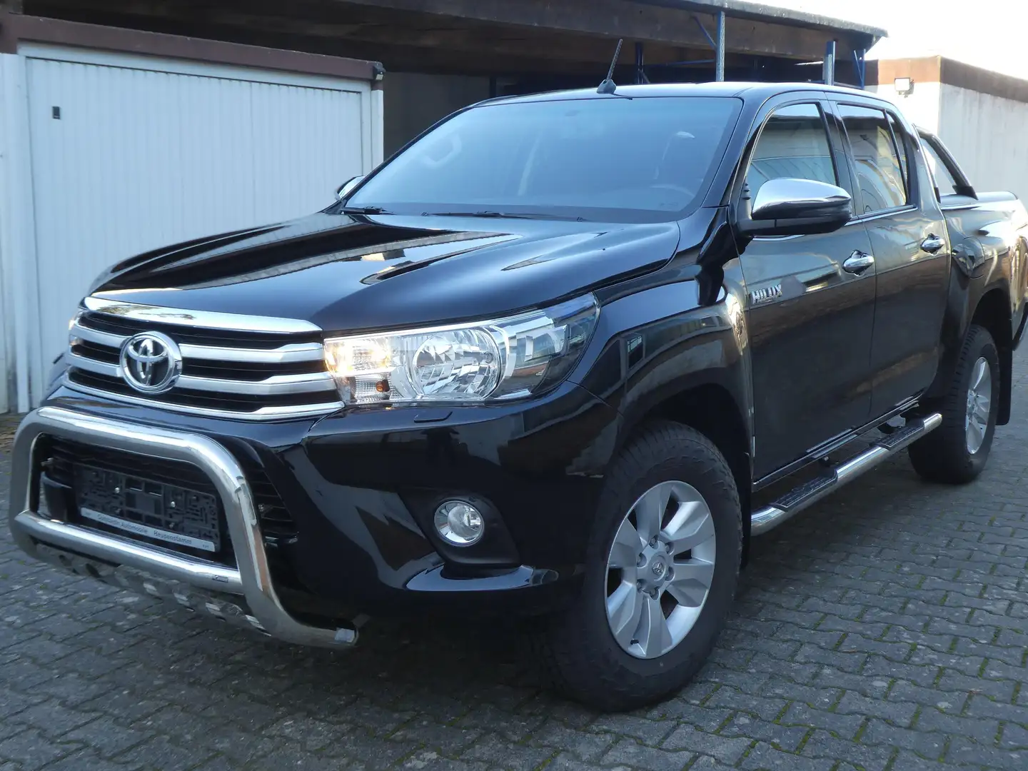 Toyota Hilux 2.4l D-4D 4x4 Doppelkabine Comfort Schwarz - 1