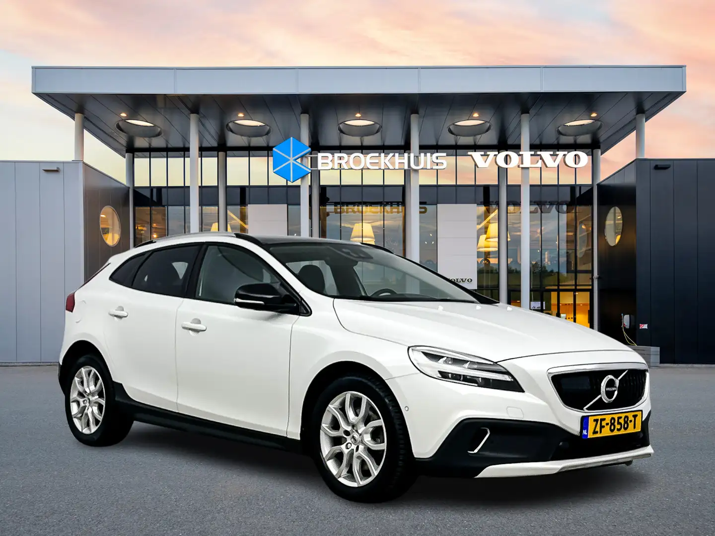 Volvo V40 Cross Country T3 Polar+ Luxury | 17" Allseason | Trekhaak | Adap Wit - 2