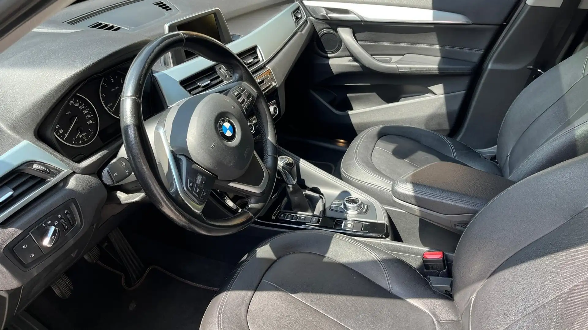 BMW X1 xDrive18d xLine Schwarz - 2