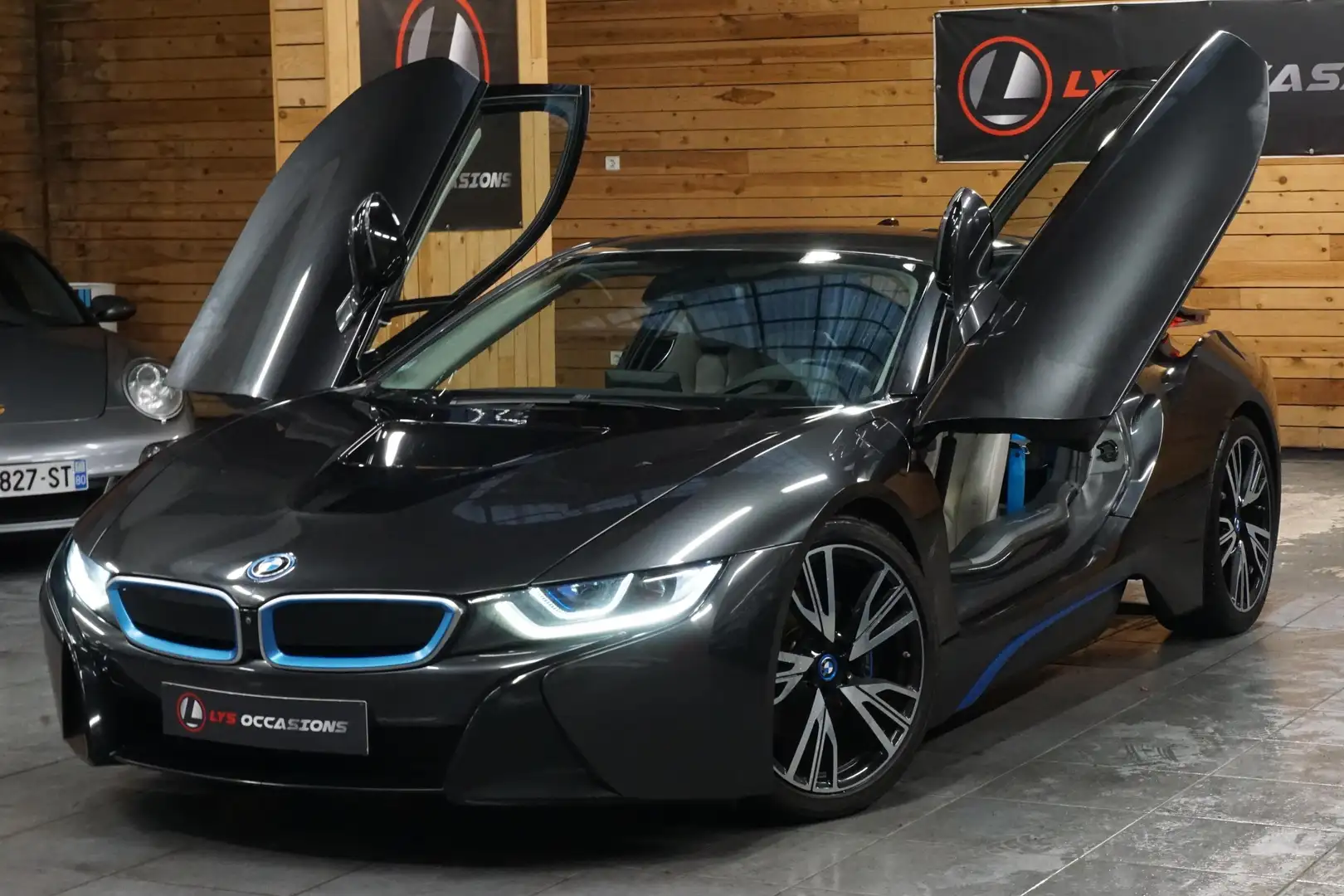 BMW i8 11.6 kWh PHEV siva - 2