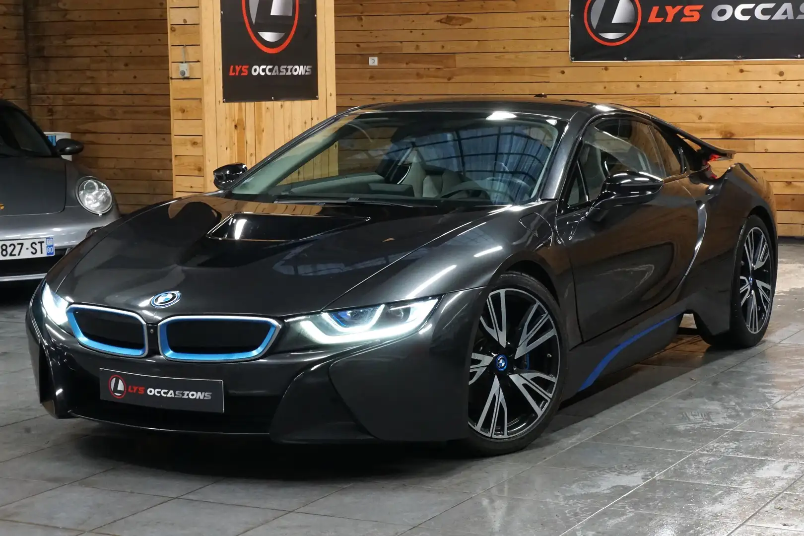 BMW i8 11.6 kWh PHEV siva - 1
