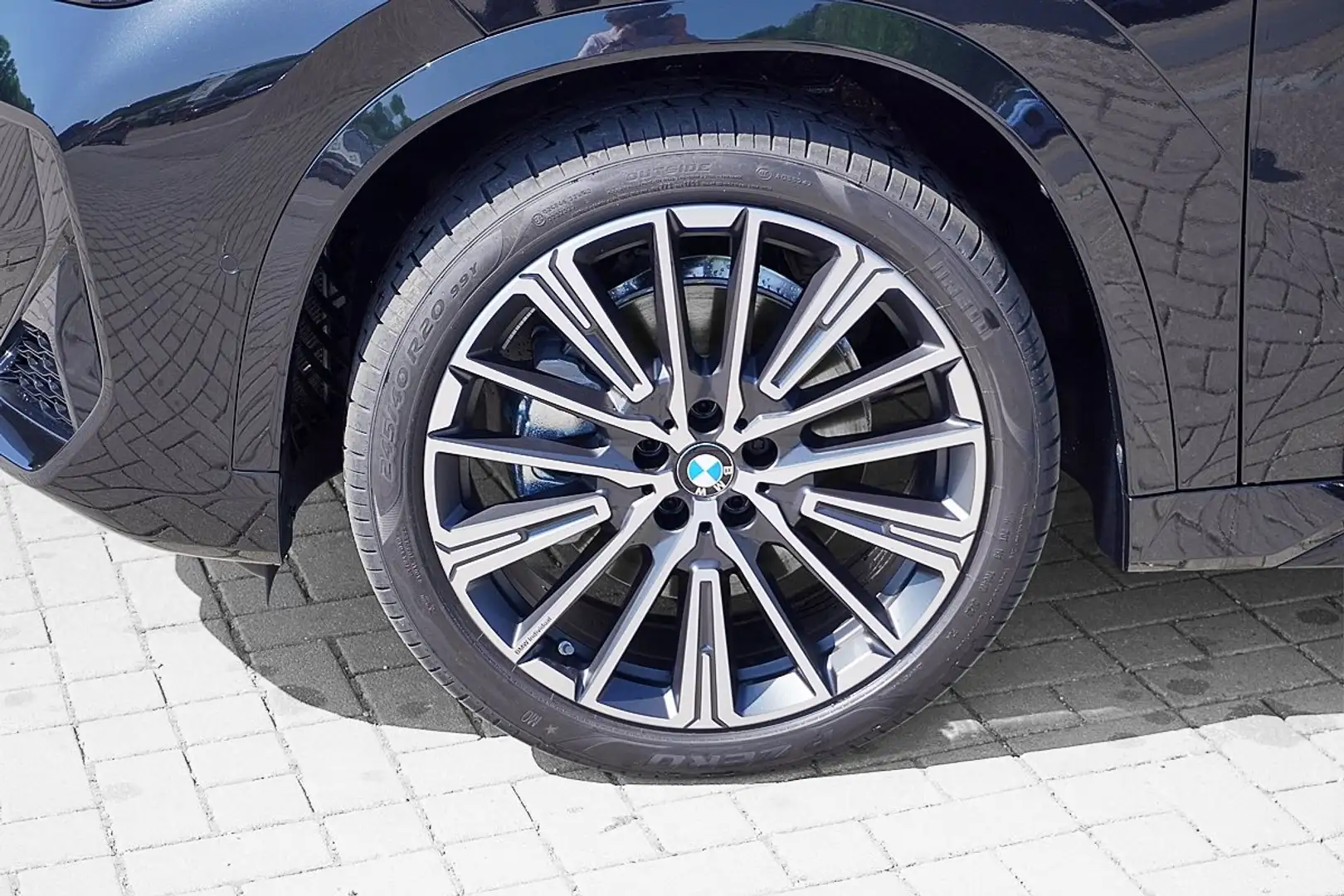 BMW X1 xDrive23i M Sport Glasdach AHK ACC HeadUp 360Kamer Zwart - 2