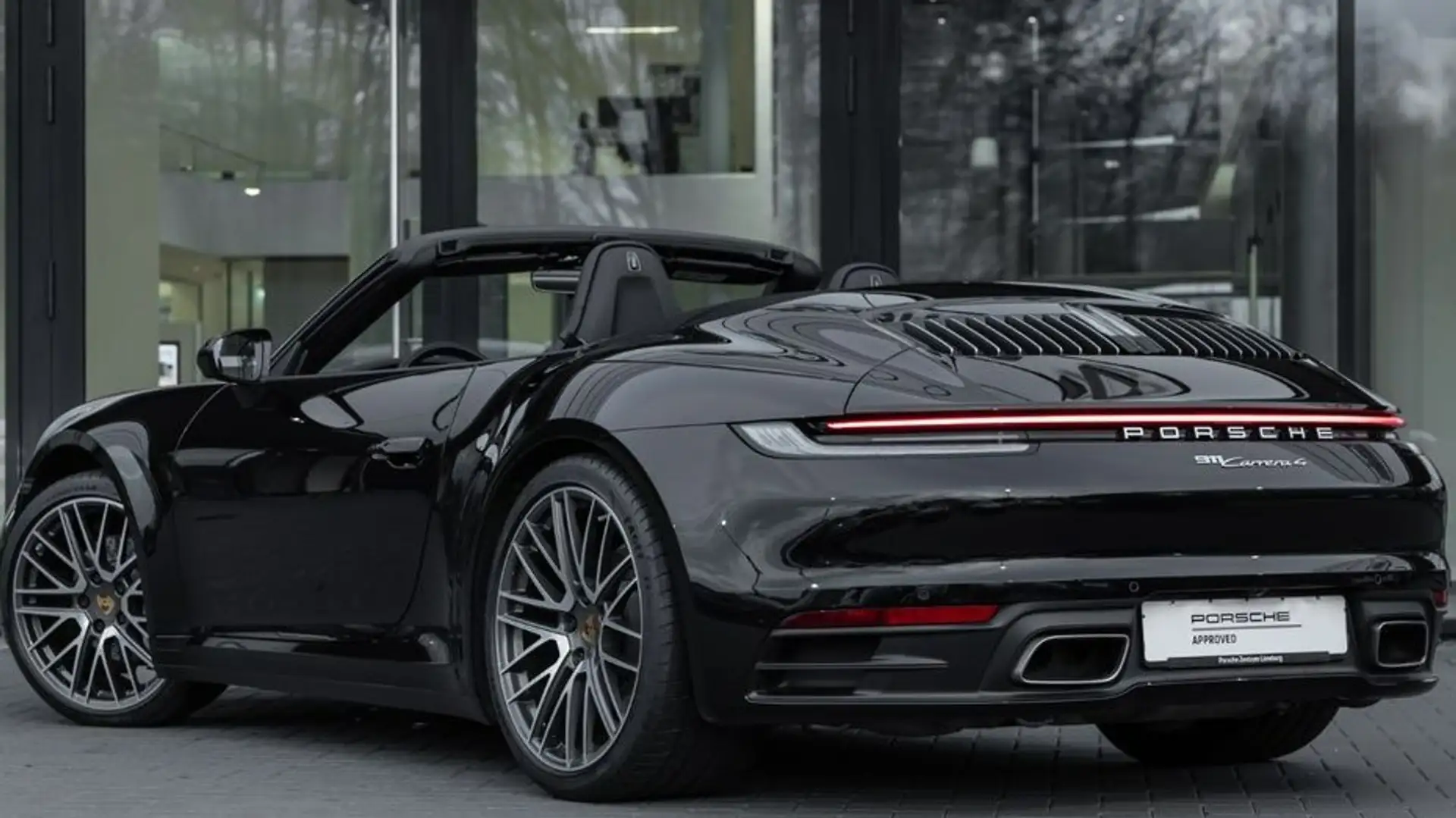 Porsche 992 Carrera 4 Cabriolet PDK Noir - 1