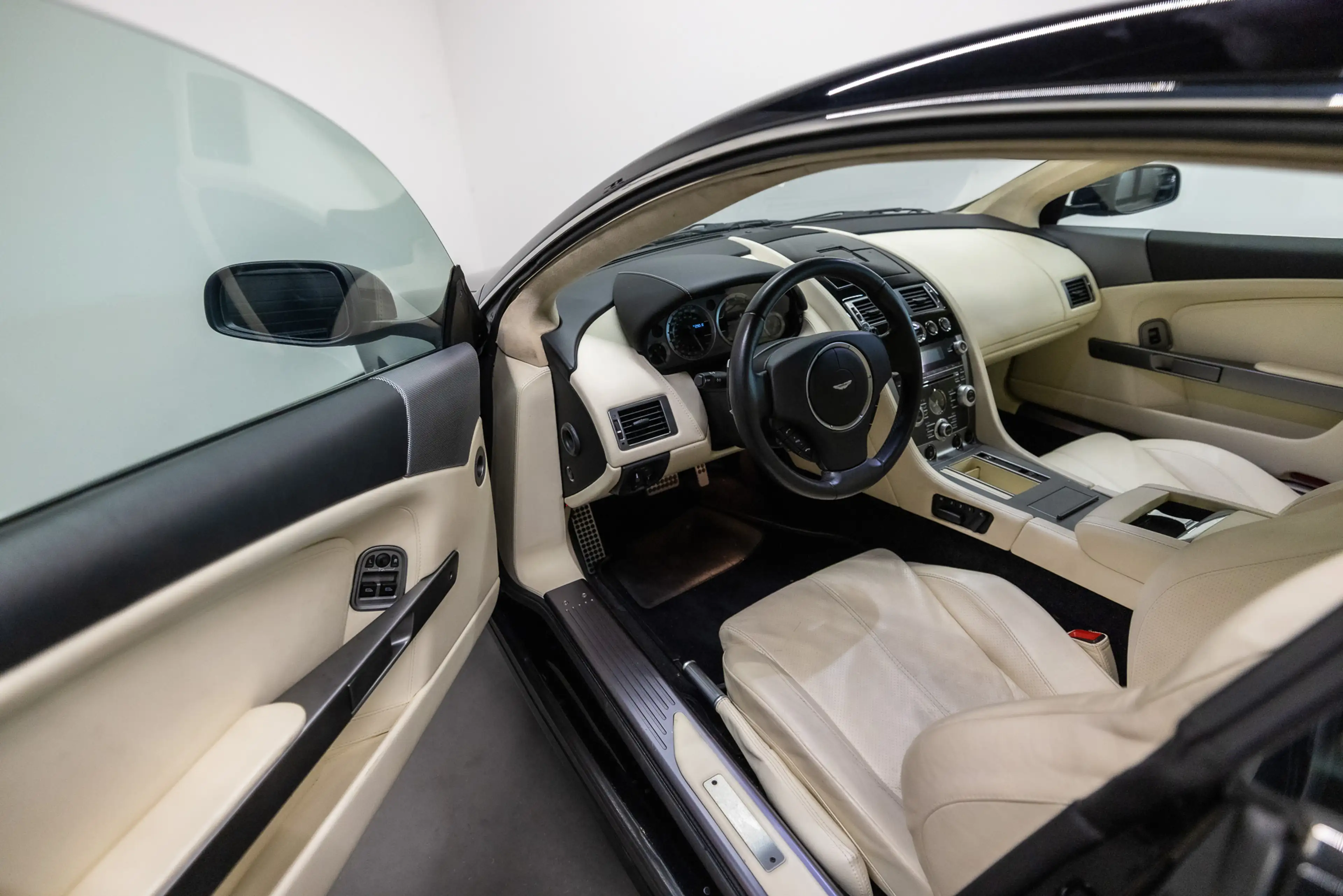 Aston Martin DB9 5.9 V12 Touchtronic Btw auto, Fiscale waarde € 22. — photo 4