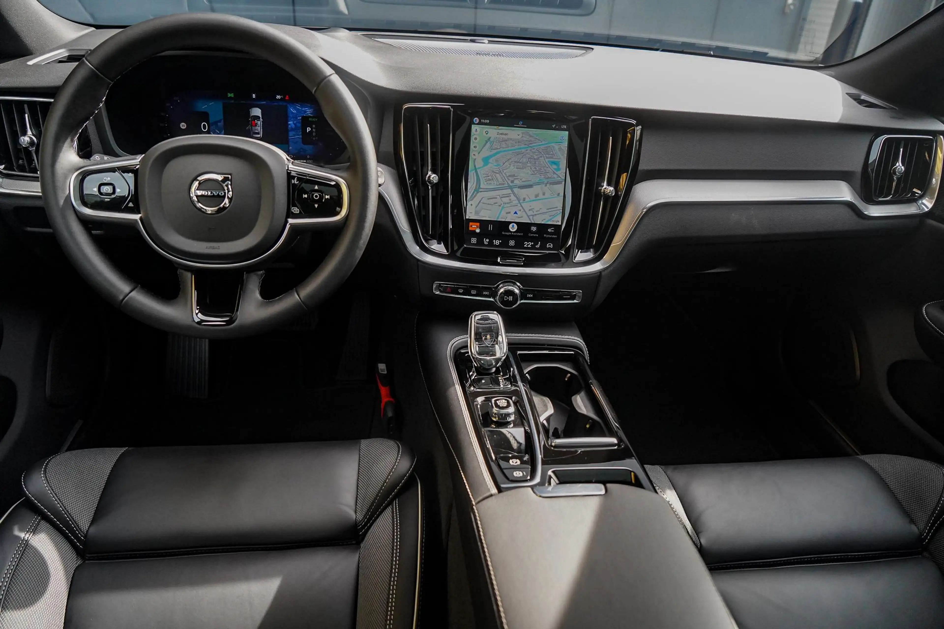 Volvo V60 T8 Plug-in hybrid AWD Plus Dark | Trekhaak | Panor — photo 13