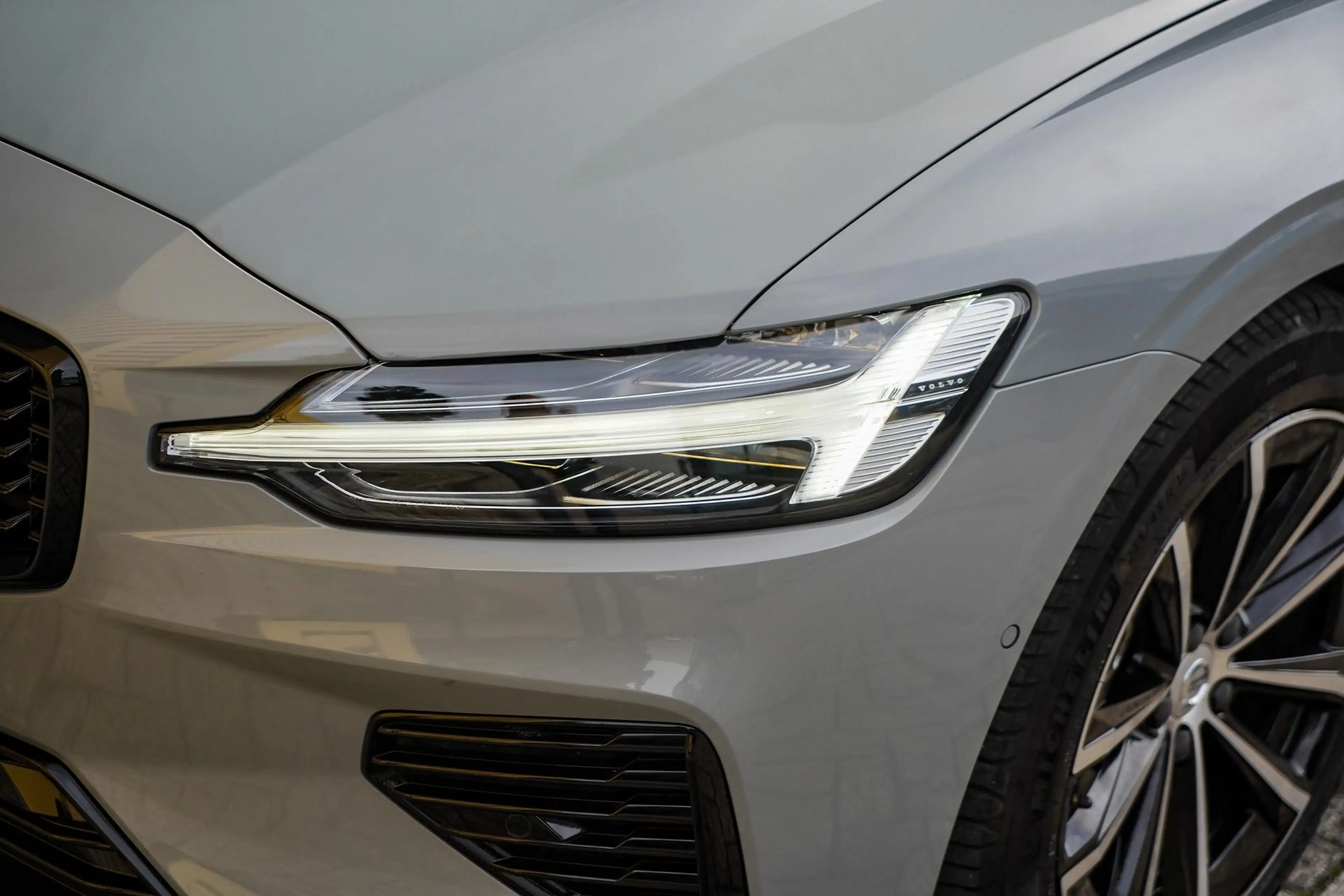 Volvo V60 T8 Plug-in hybrid AWD Plus Dark | Trekhaak | Panor — photo 4