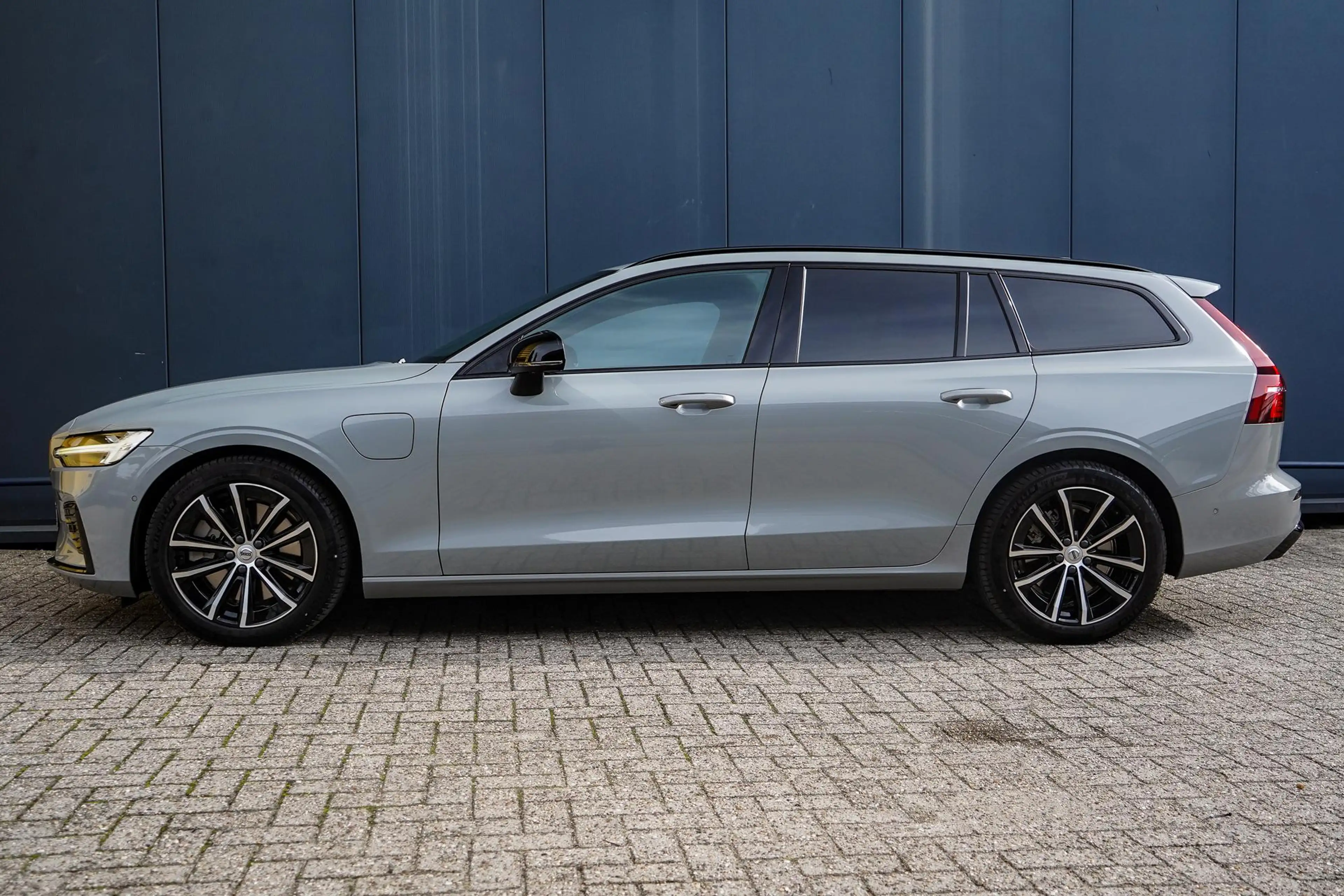 Volvo V60 T8 Plug-in hybrid AWD Plus Dark | Trekhaak | Panor — photo 3