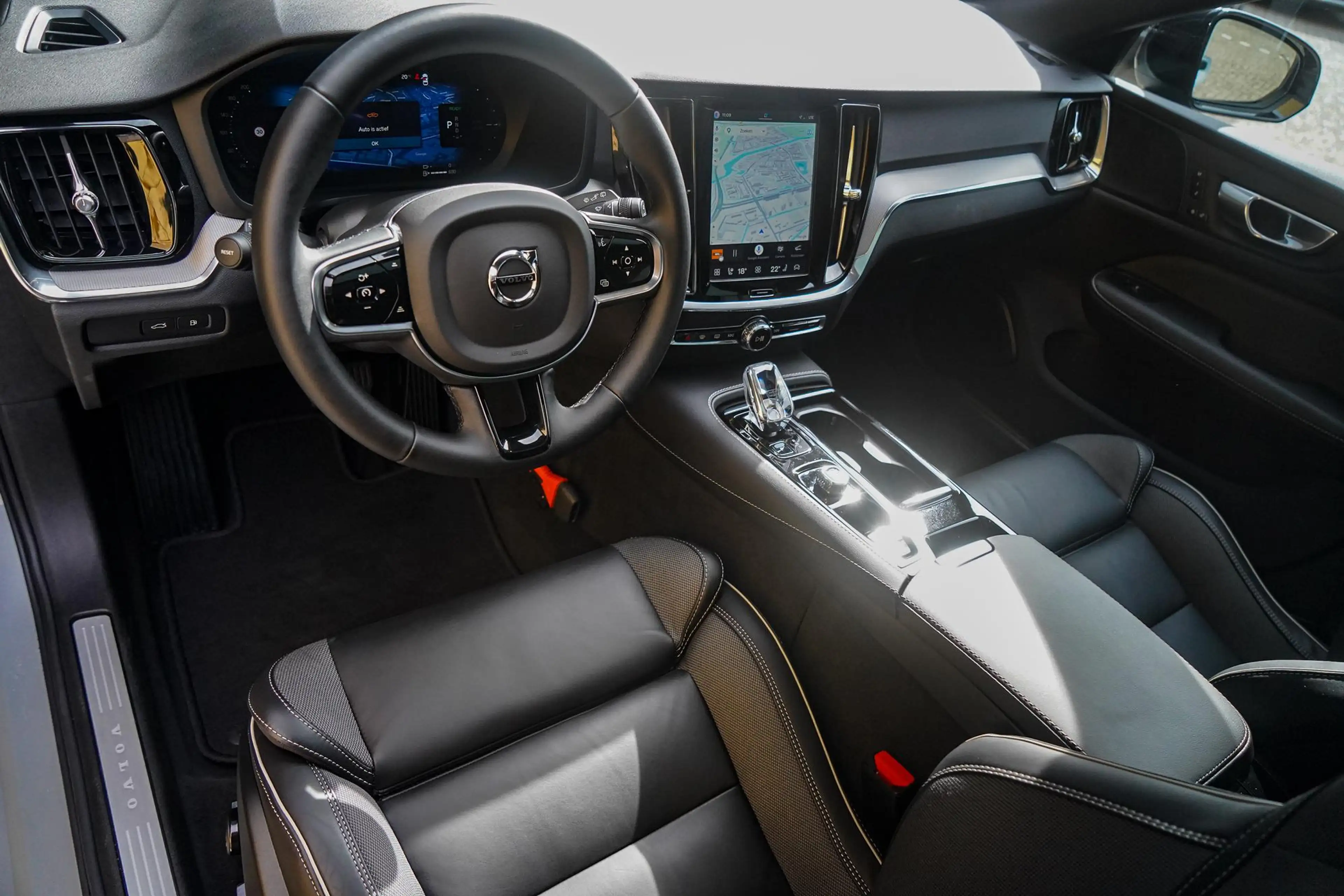 Volvo V60 T8 Plug-in hybrid AWD Plus Dark | Trekhaak | Panor — photo 12