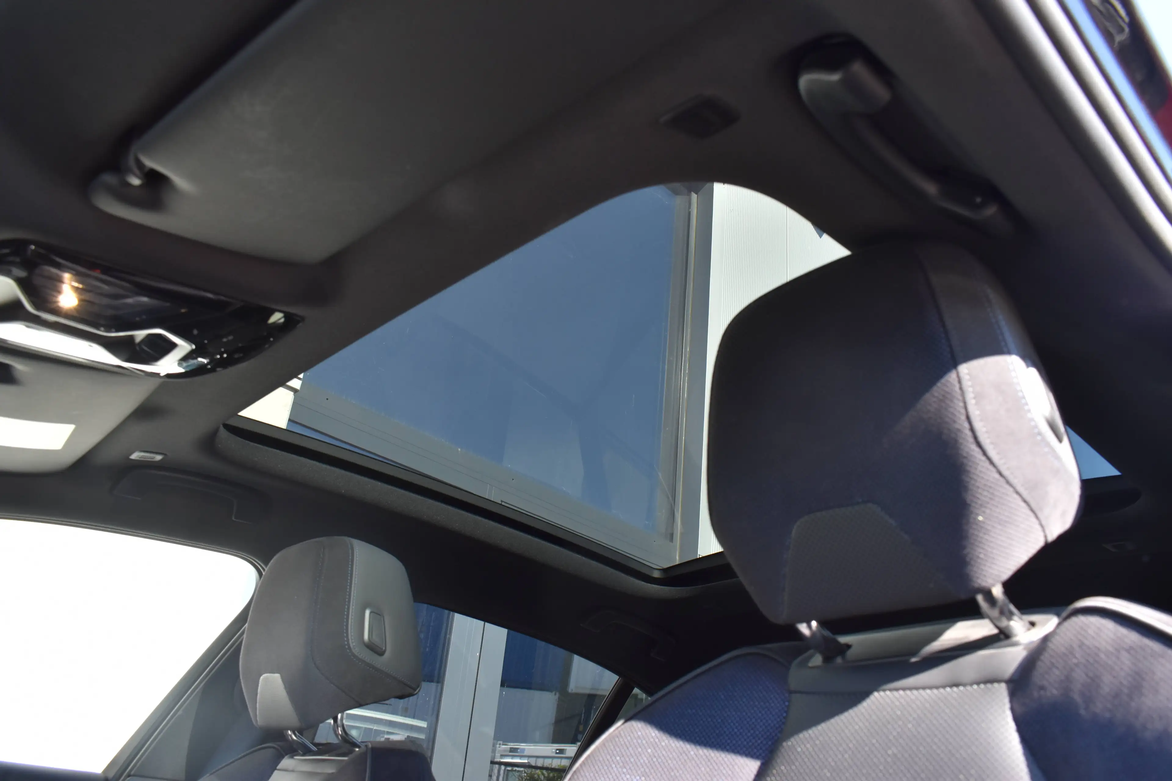BMW i5 eDrive40 Pack M *Pano - Full Options * — photo 13