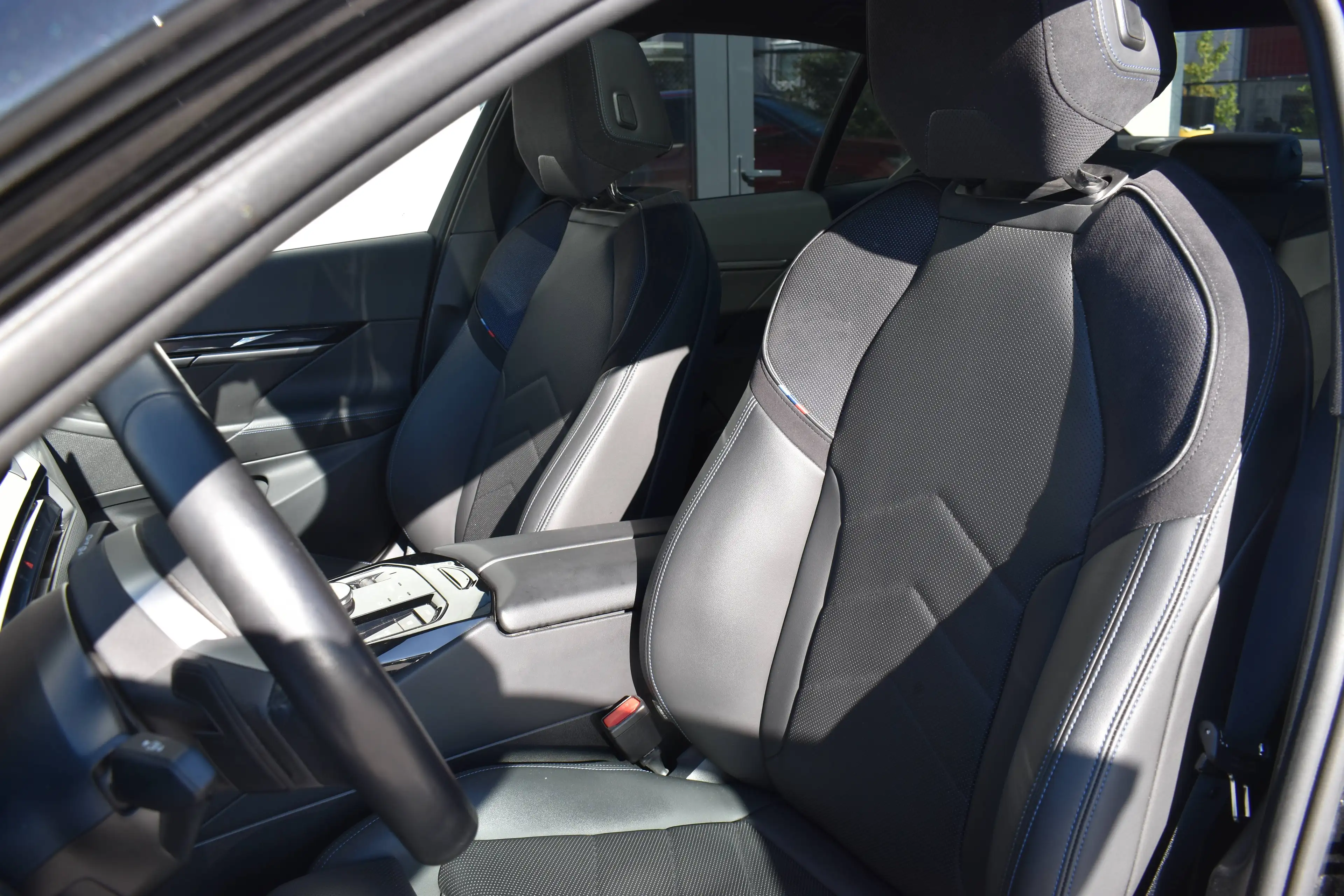 BMW i5 eDrive40 Pack M *Pano - Full Options * — photo 6