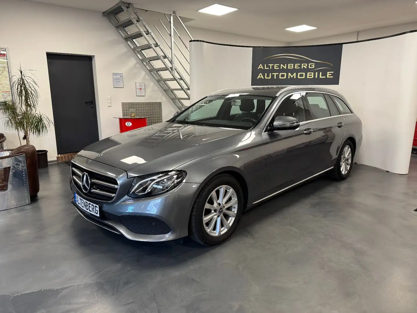 Mercedes-Benz E 220 d T Avantgarde LED Kamera Navi AHK Sitzhzg Gris - 2