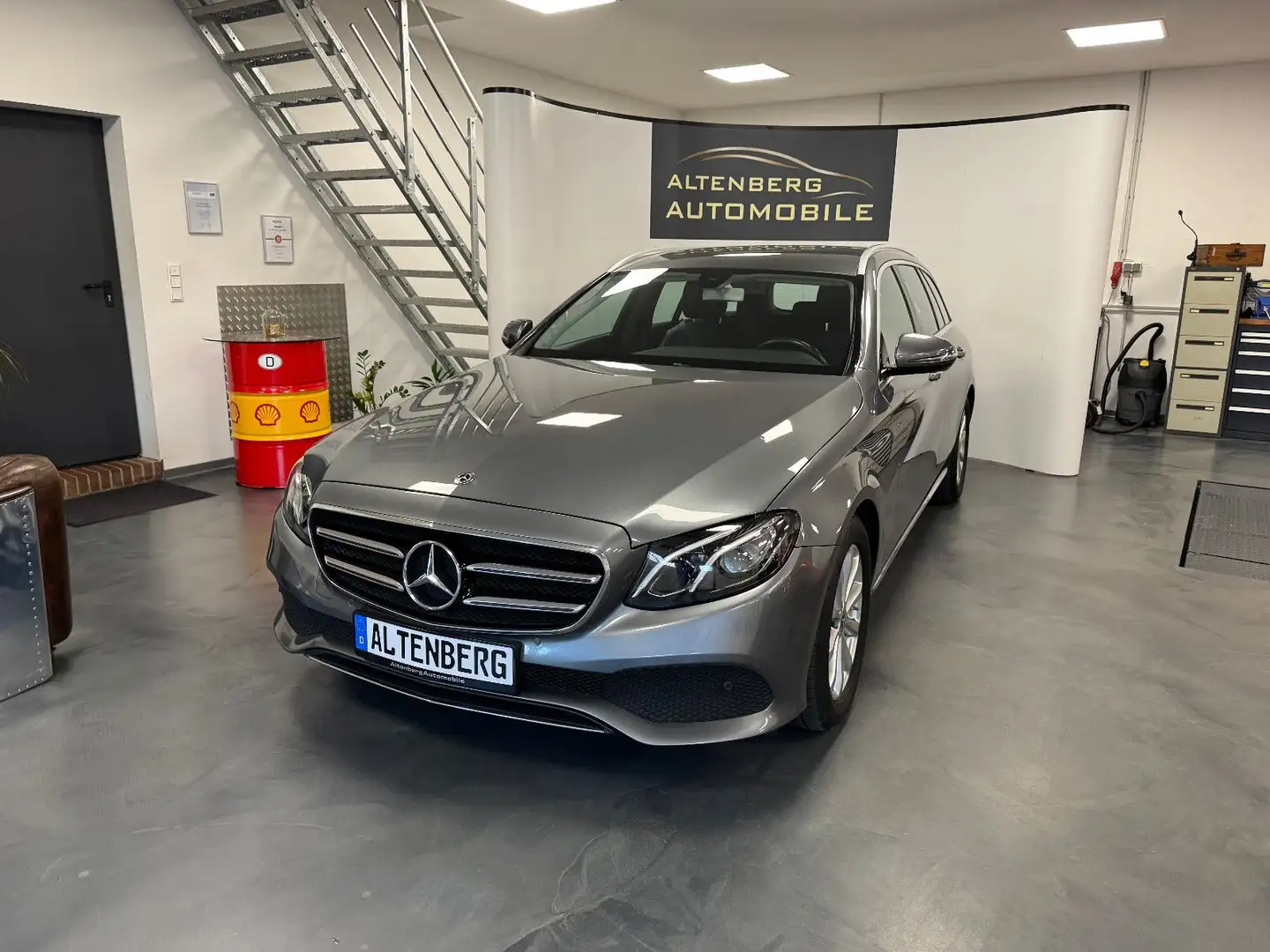 Mercedes-Benz E 220 d T Avantgarde LED Kamera Navi AHK Sitzhzg Gris - 1