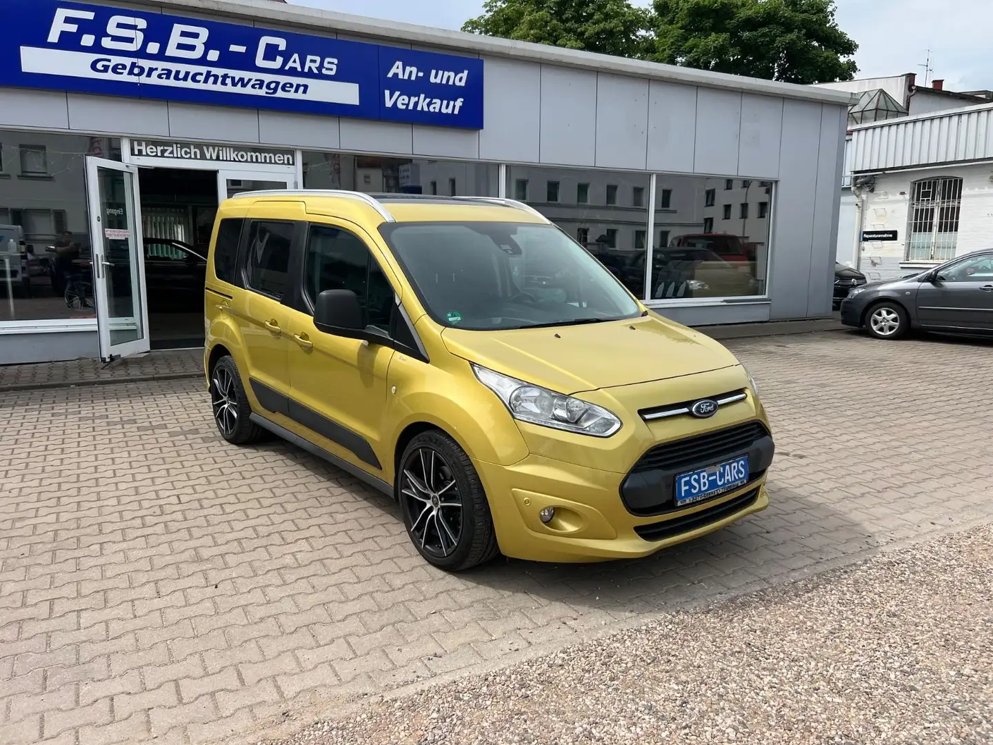 Ford Tourneo Connect Titanium Gold - 1