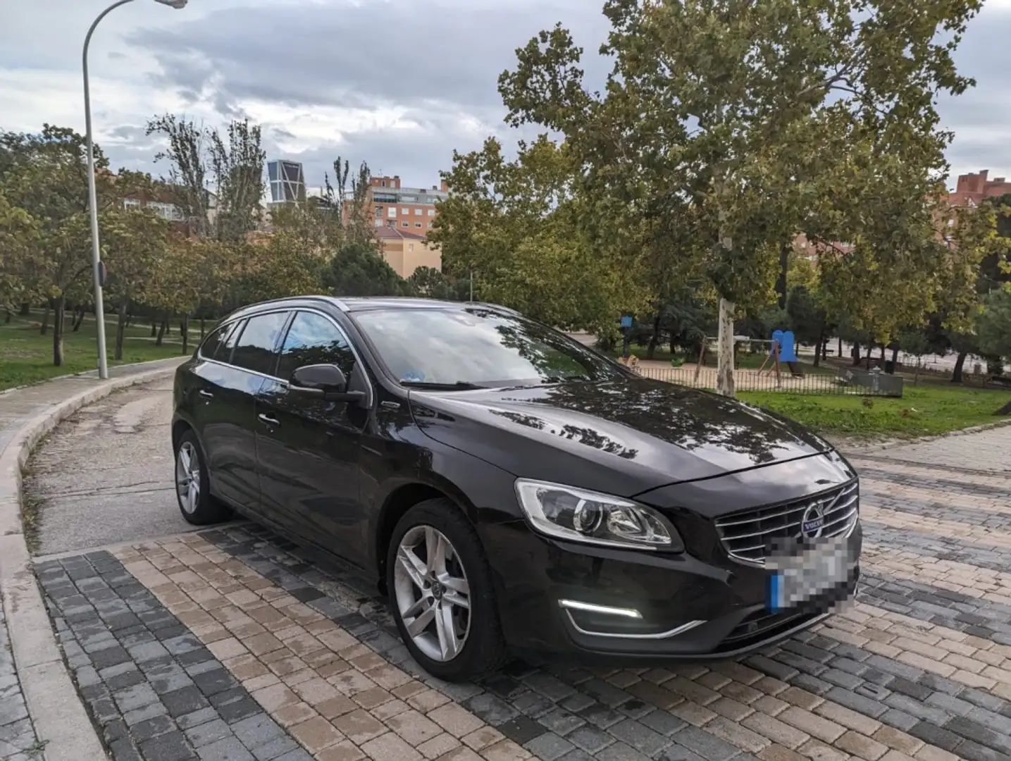 Volvo V60 D6 Plug-in Hybrid AWD Aut. Negro - 1