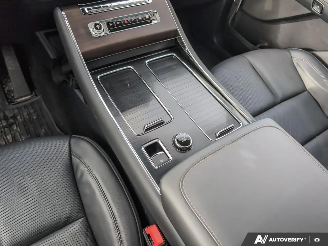 Lincoln Aviator снимка Lincoln Aviator