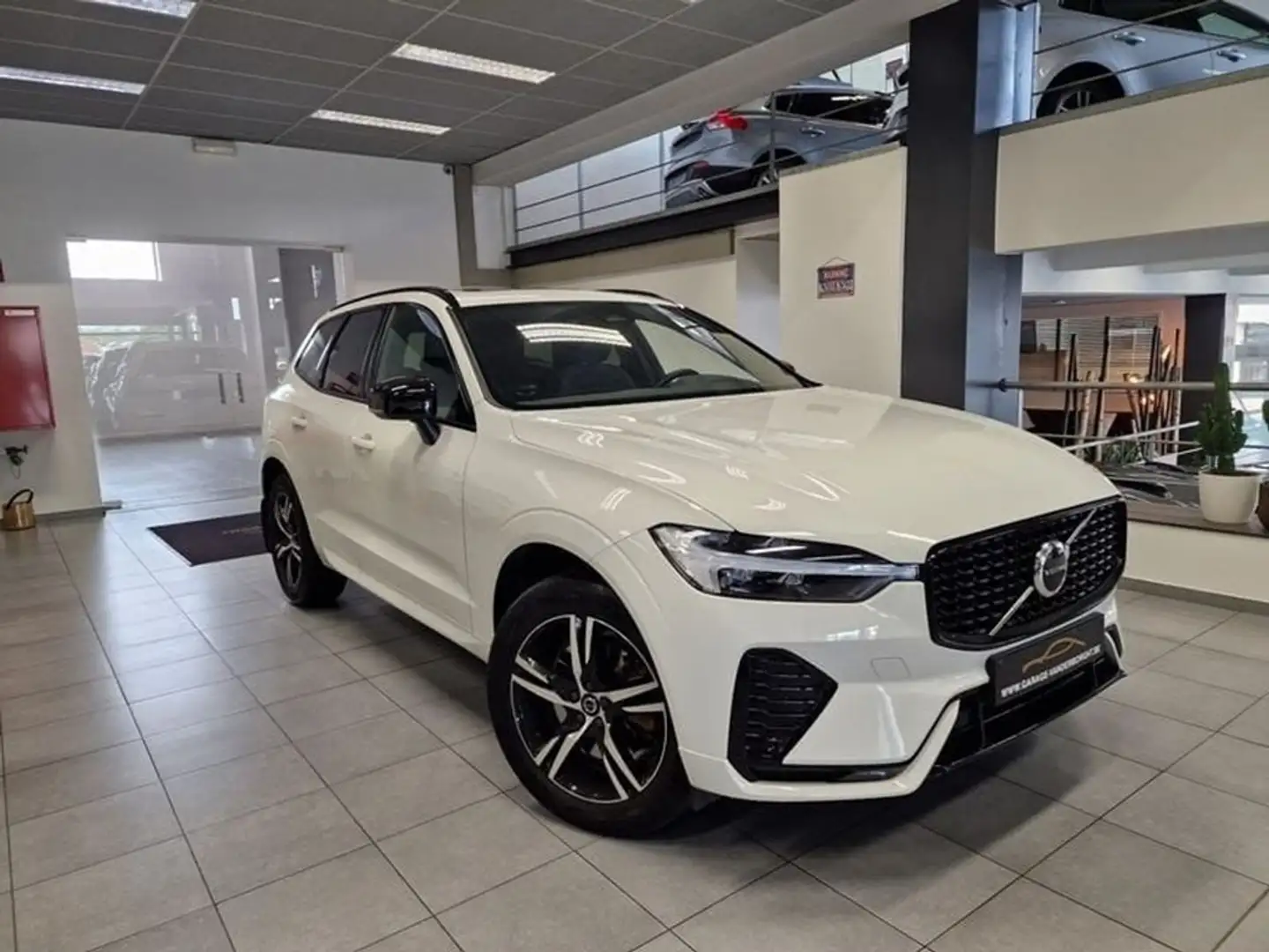 Volvo XC60 PLUS DARK HYBRID BENZINE AUTOMAAT OPEN DAK Wit - 1