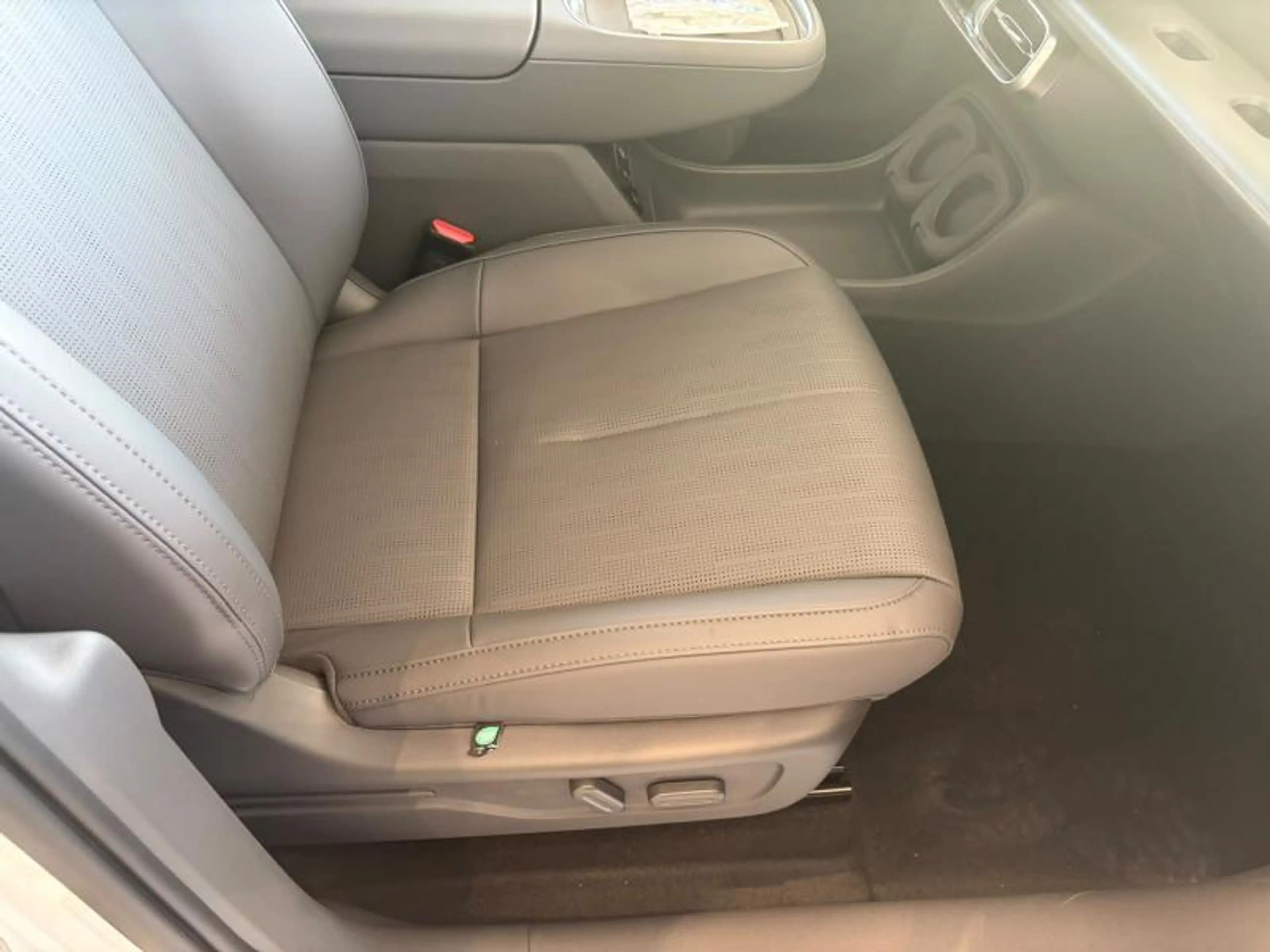 Leapmotor B10 DESIGN HYBRID — photo 12