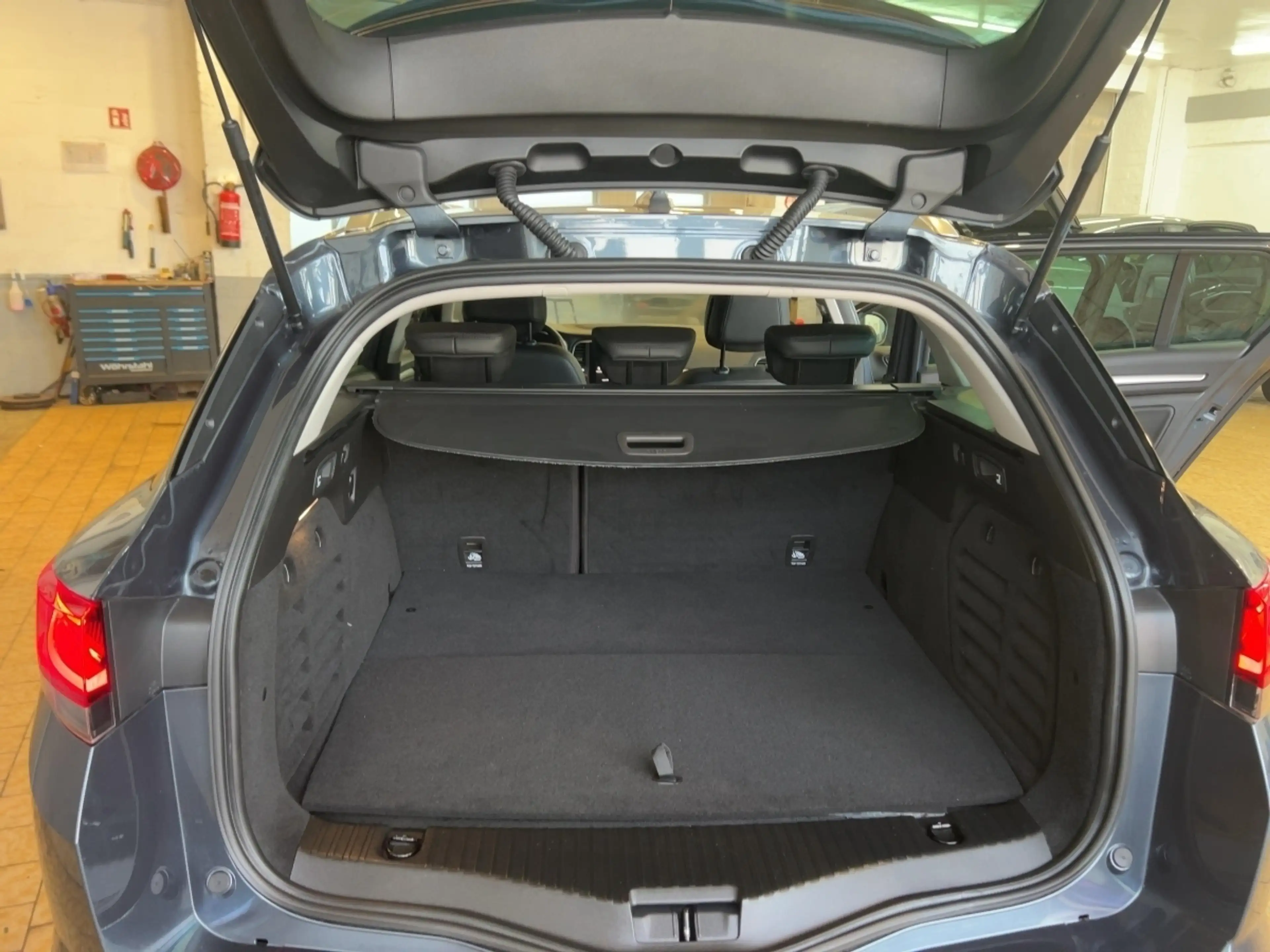 Renault Megane Grandtour INTENS E-TECH Plug-in 160 SHZ PDC — photo 17