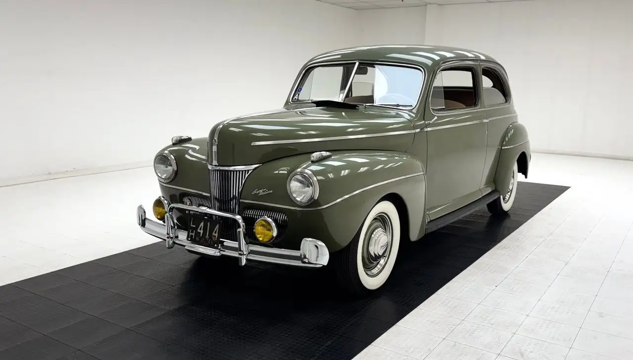 Ford Super Tudor Sedan, foto 1