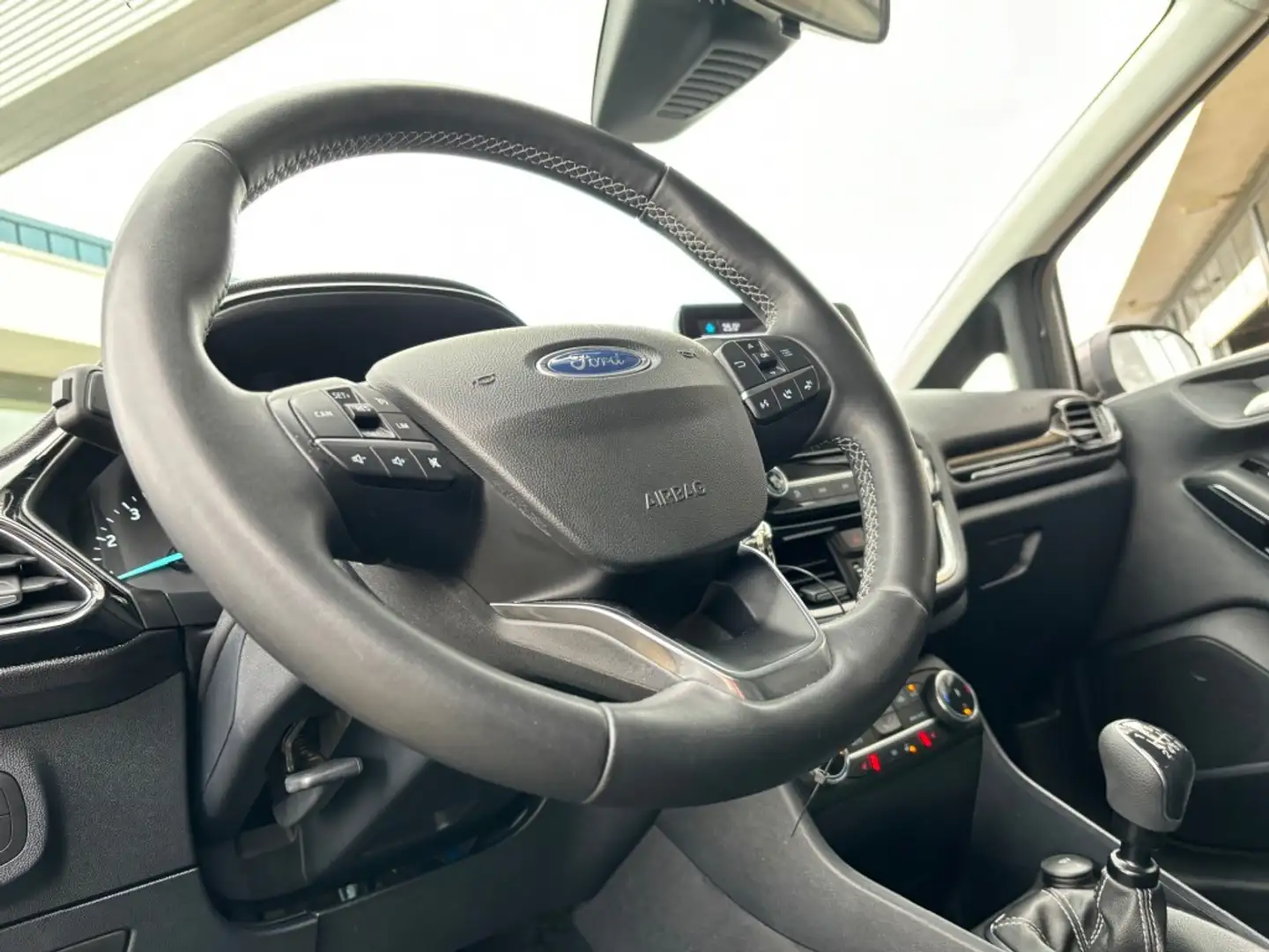 Ford Fiesta 1.0 ECOBOOST HYBRIDE 124PK TITANIUM X AIRCO CAPLAY Grijs - 2
