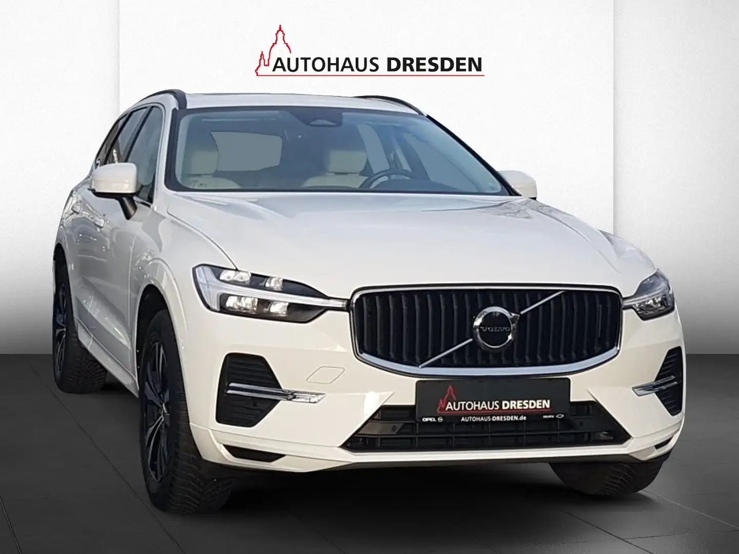 Volvo XC60 B4 MHEV Momentum Pro *LED*PANO*SHZ Blanc - 2