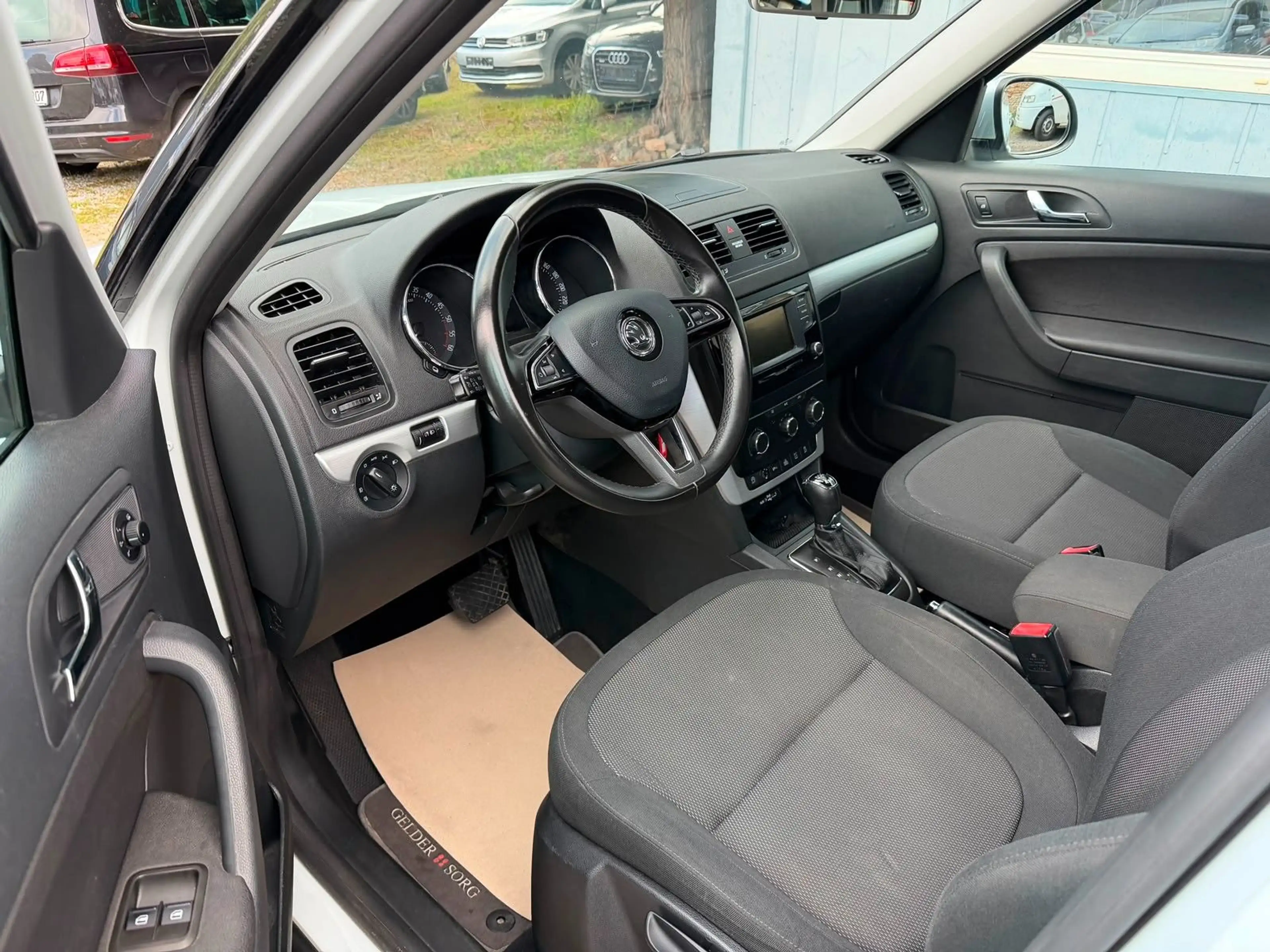 Skoda Yeti 2.0 TDI DSG Ambition Outdoor 4x4*1.Hand — photo 10