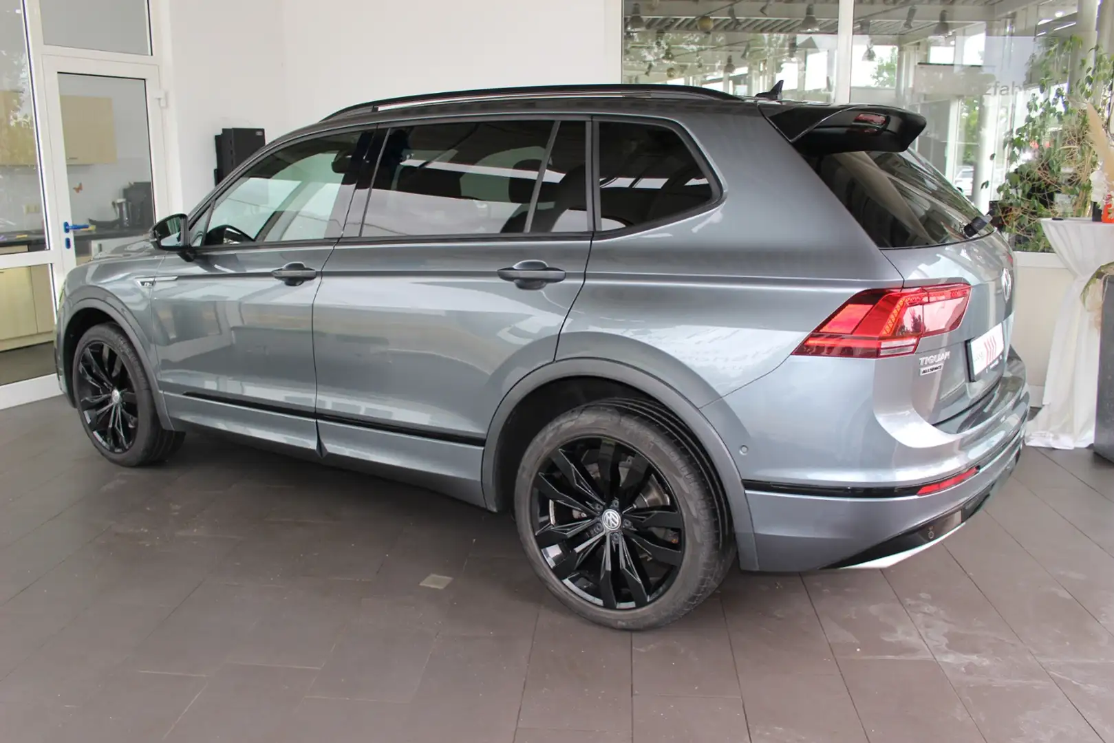 Volkswagen Tiguan Allspace R-Line Black Style 2.0TSI LED NAVI AHK Grijs - 2