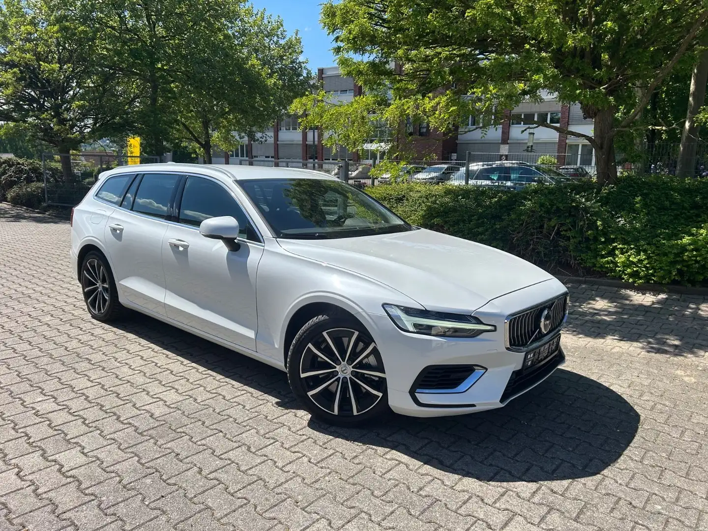 Volvo V60 T6 Kombi Core Recharge Plug-In Hybrid AWD Blanc - 2