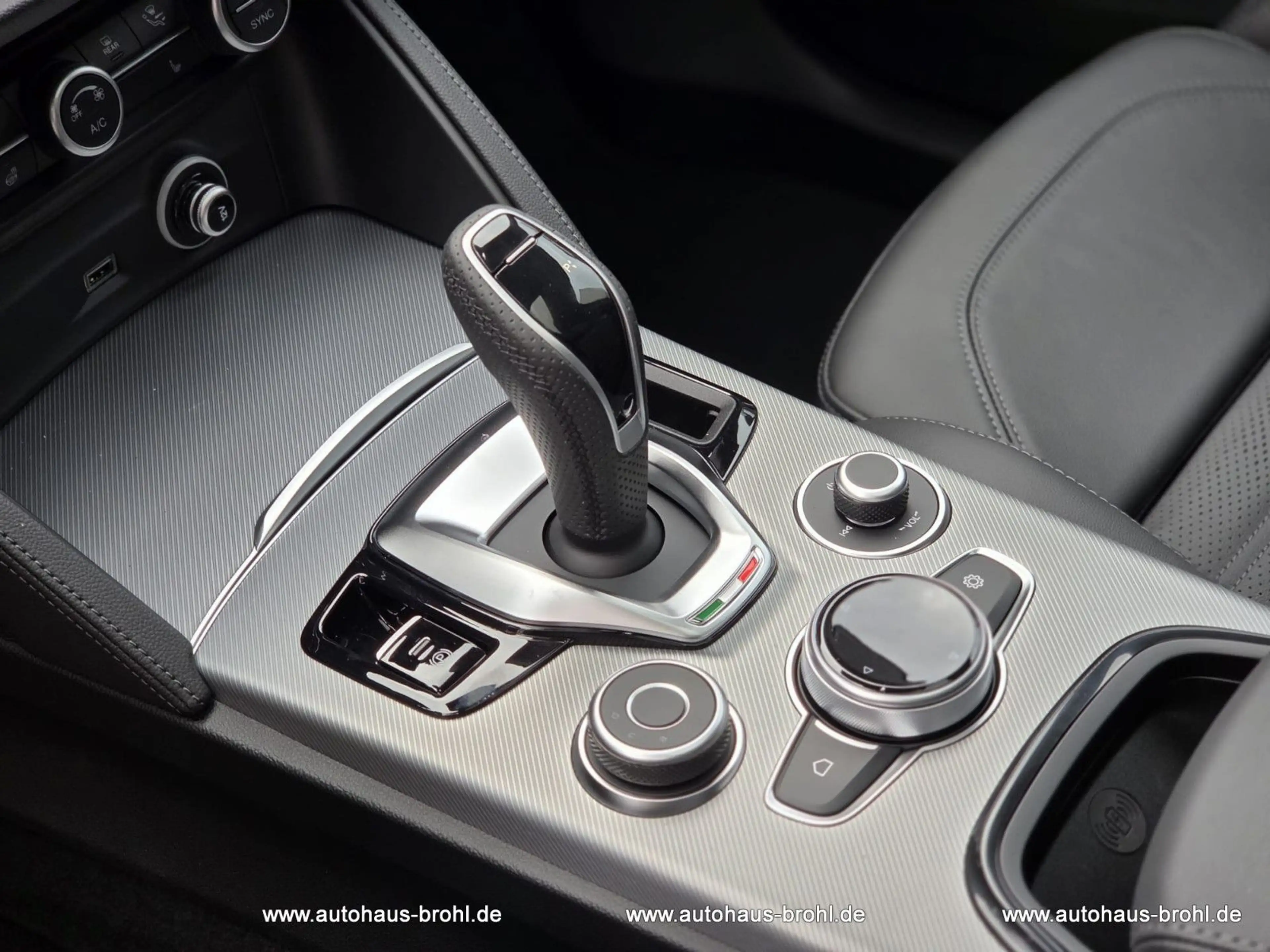 Alfa Romeo Stelvio Veloce Q4 210PS Allrad — photo 12