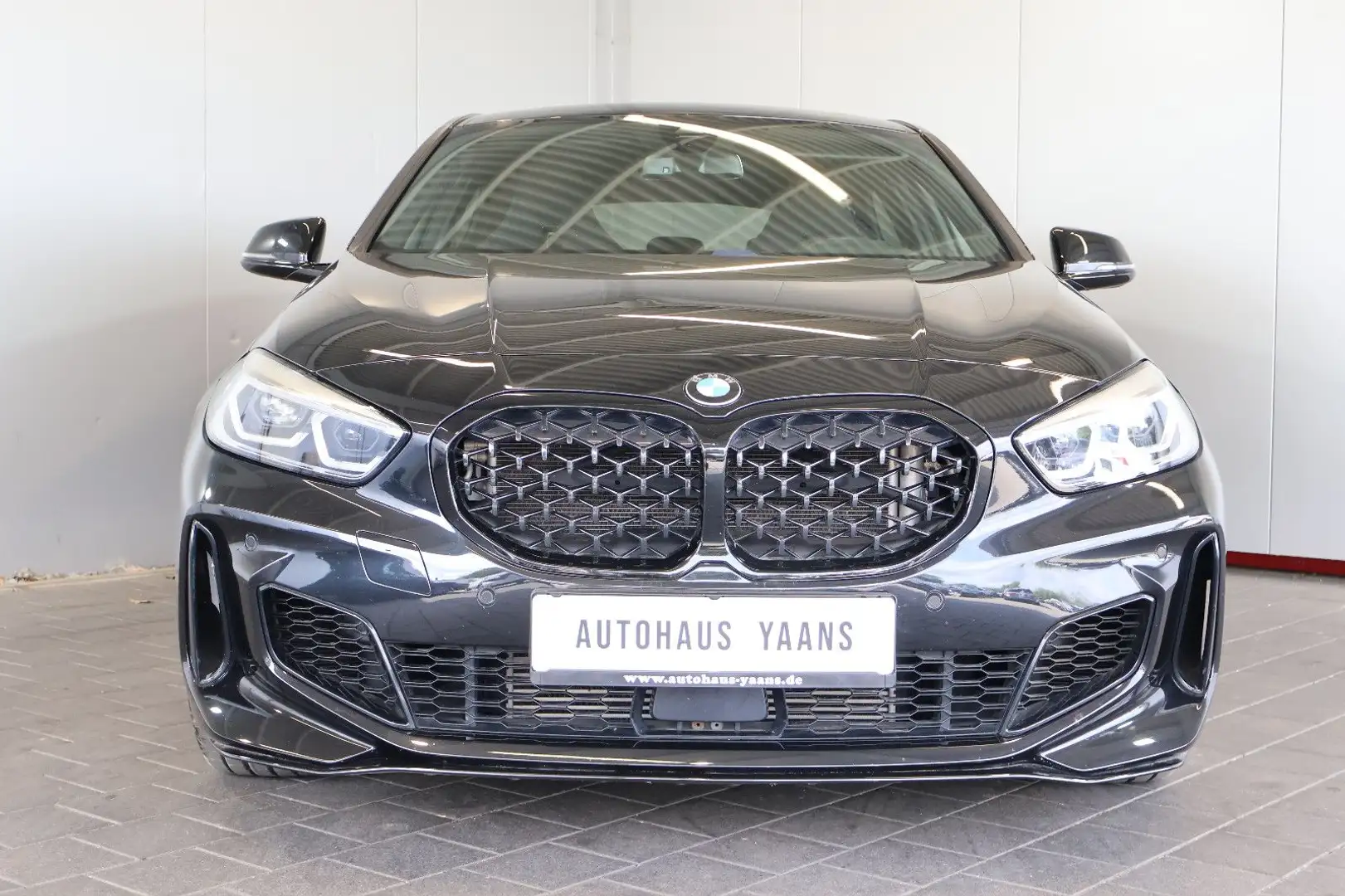 BMW 135 i xDrive HUD+MEM+SIDE+KEY+KAM+LED+PANO Schwarz - 2