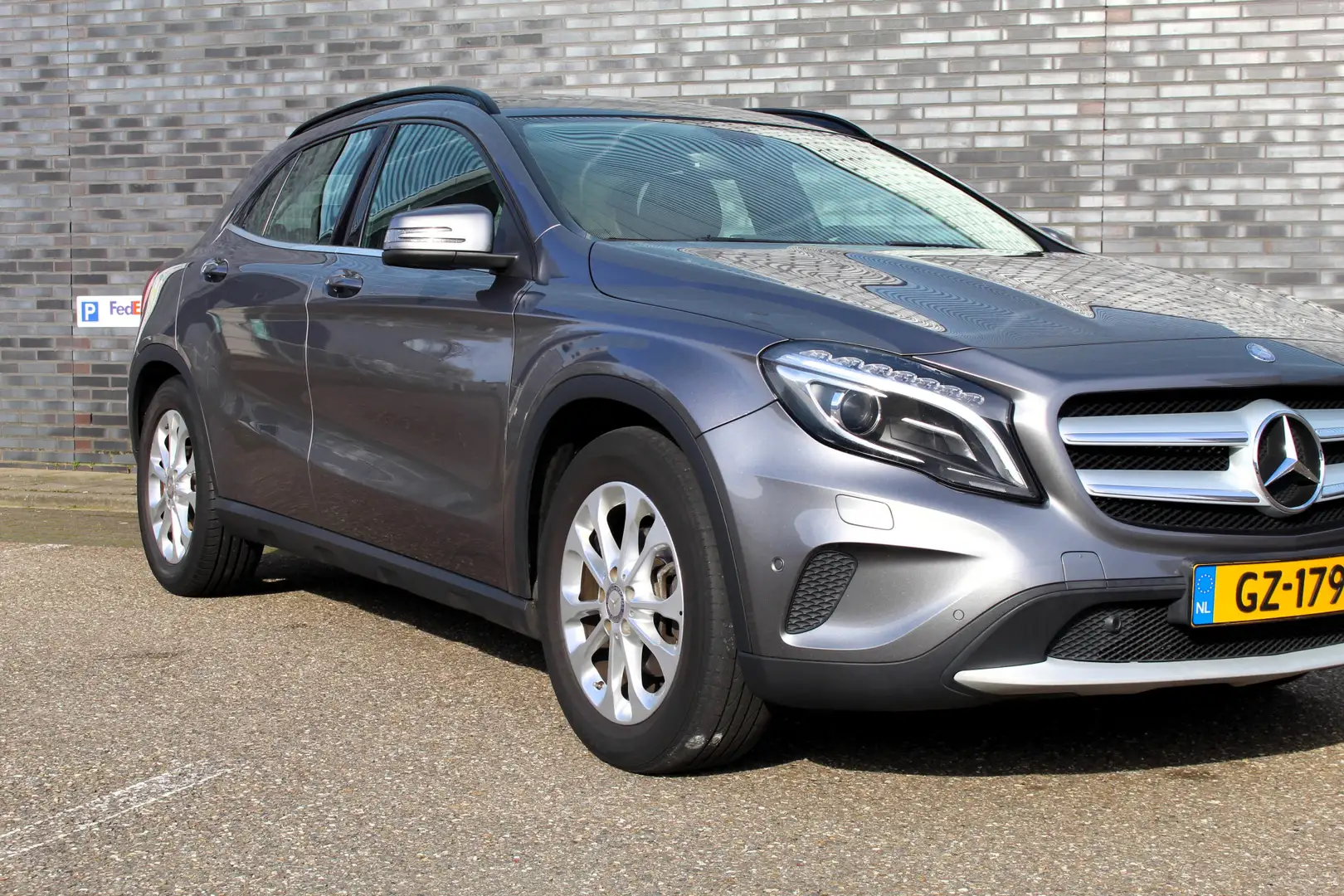 Mercedes-Benz GLA 200 Ambition I NAVI I PANORAMADAK I CLIMAAT CONTROLE I Grijs - 2