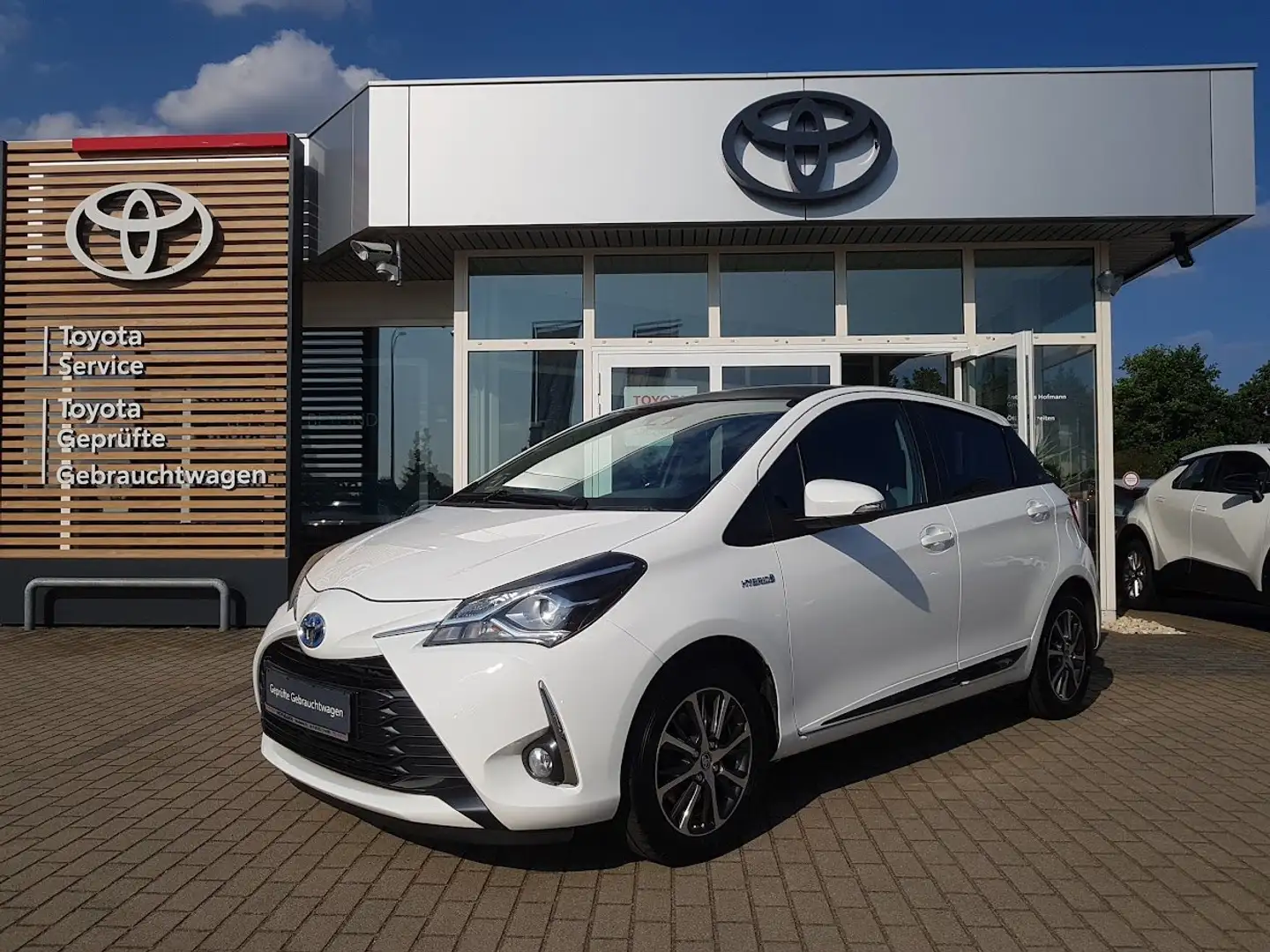 Toyota Yaris 1,5-Hybrid Y20 Team D Dach schwarz Weiß - 1