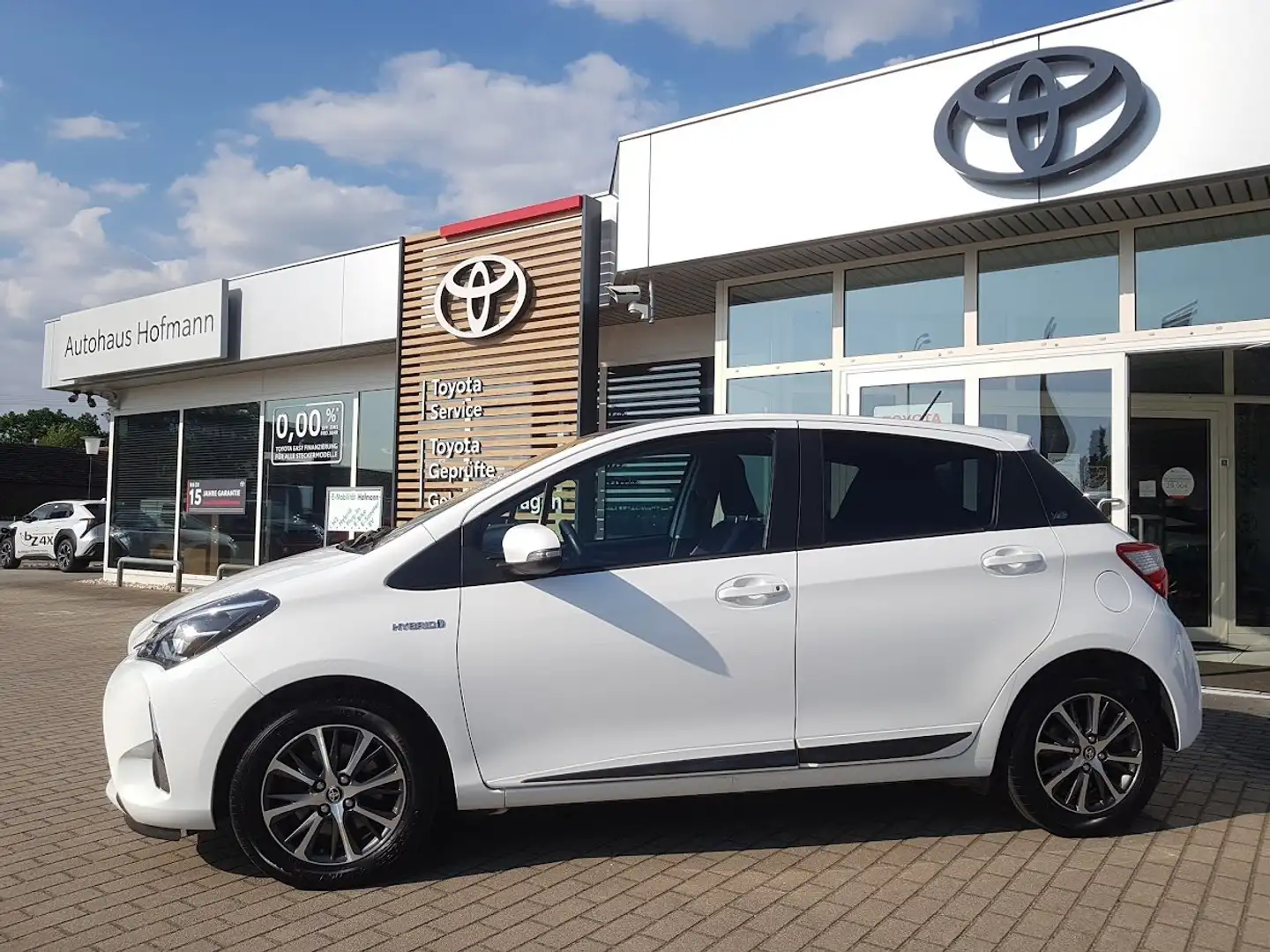 Toyota Yaris 1,5-Hybrid Y20 Team D Dach schwarz Weiß - 2