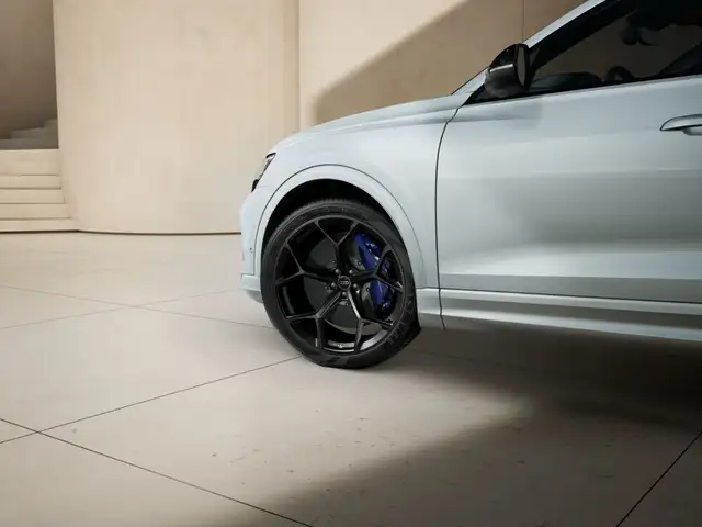 Audi RS Q8 view 6