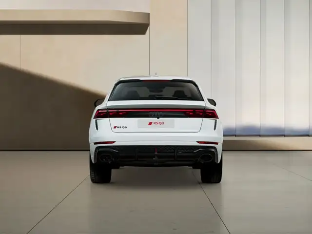 Audi RS Q8 view 4