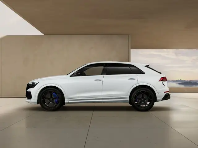 Audi RS Q8 view 3