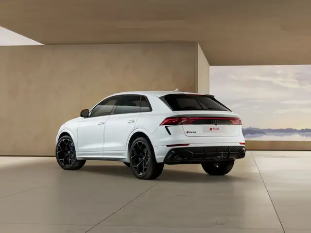 Audi RS Q8 view 5