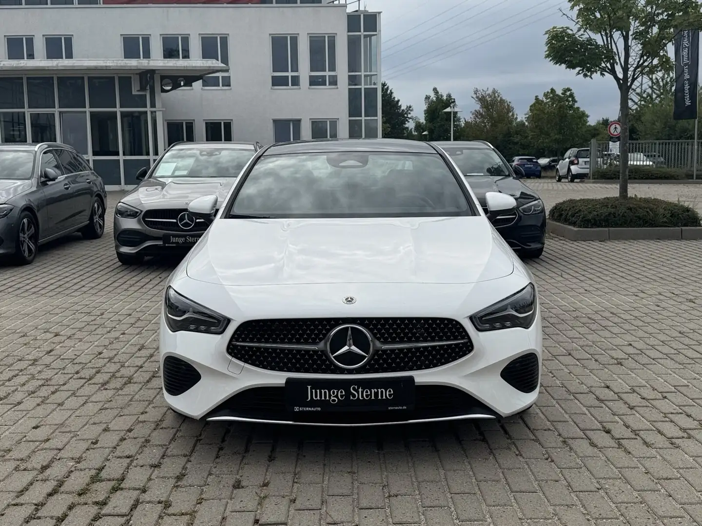 Mercedes-Benz CLA 180 CLA 180 Coupé Progressive Distro Pano AHK SmartphoneInte Progressive Distro Pano AHK SmartphoneInte Weiß - 2