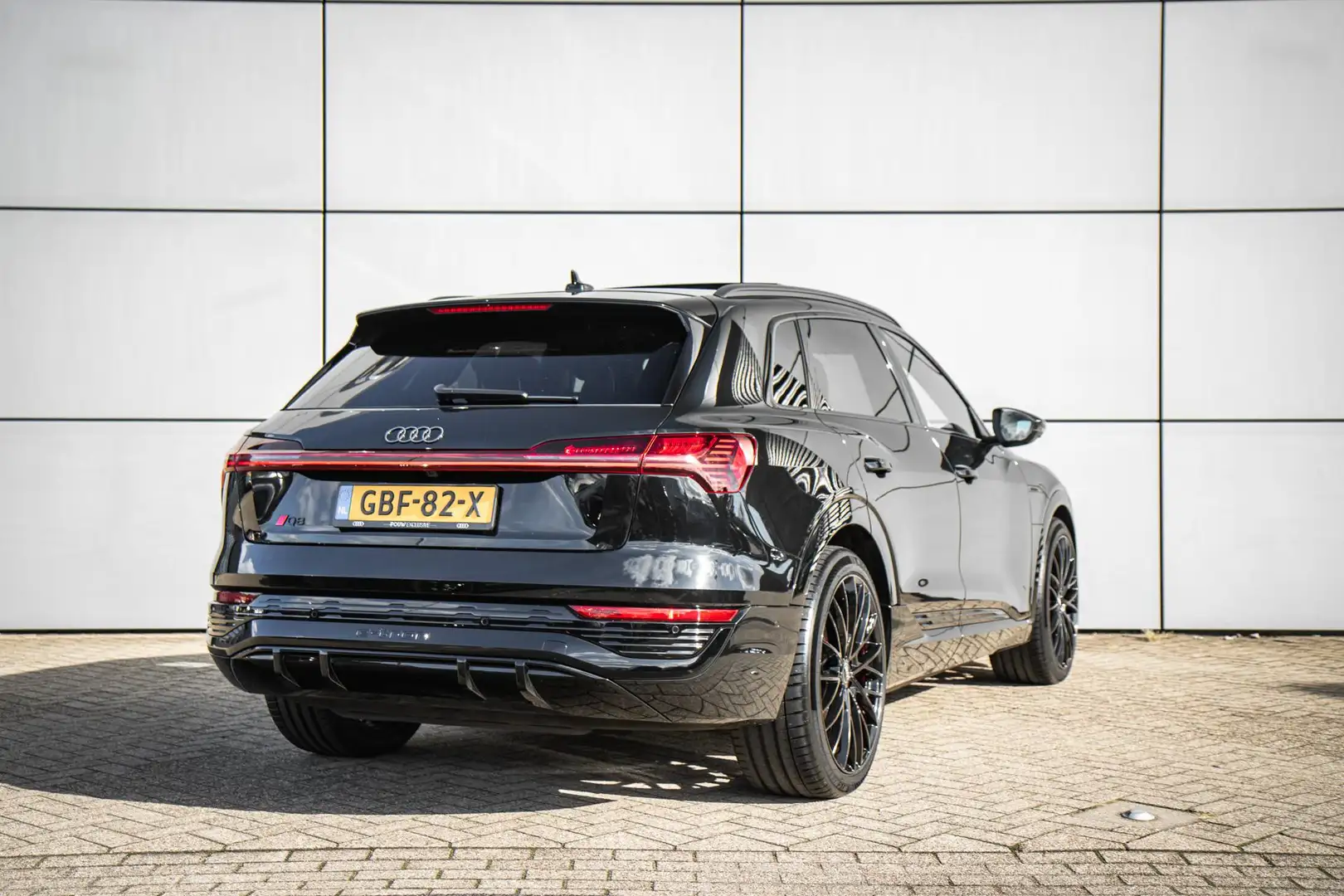 Audi Q8 e-tron 55 408pk quattro S Edition Competition 115 kWh | P Zwart - 2