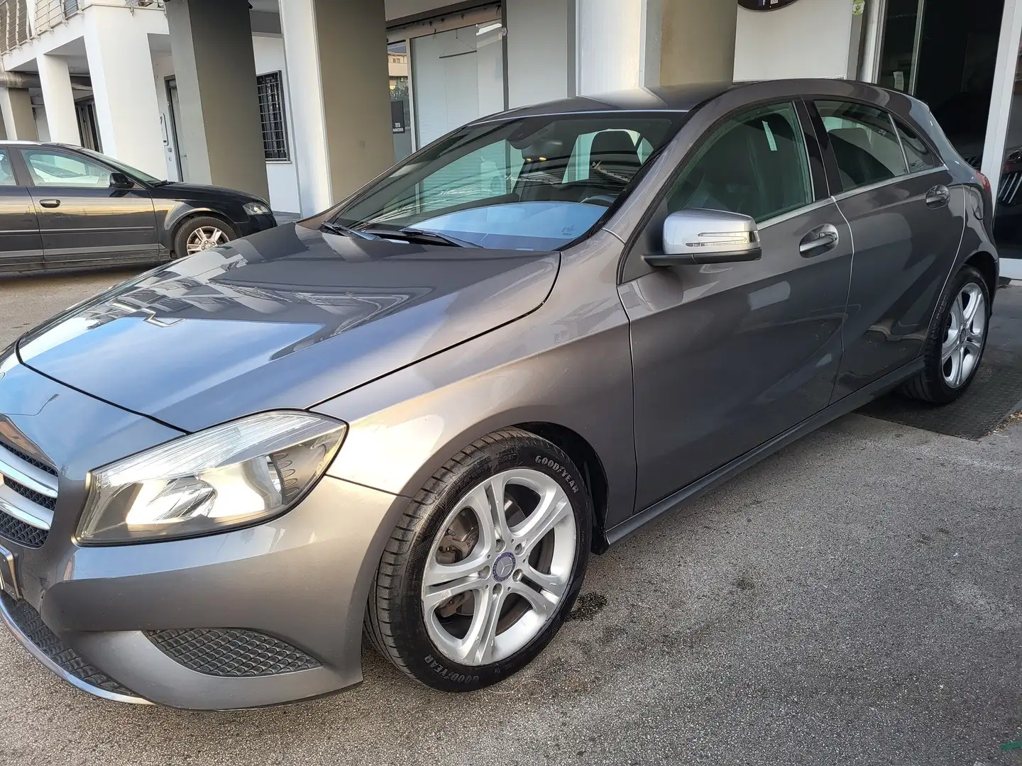 Mercedes-Benz A 180 A 180 1.6 BENZINA 122CV 02/2013 KM 170.000 Gris - 1