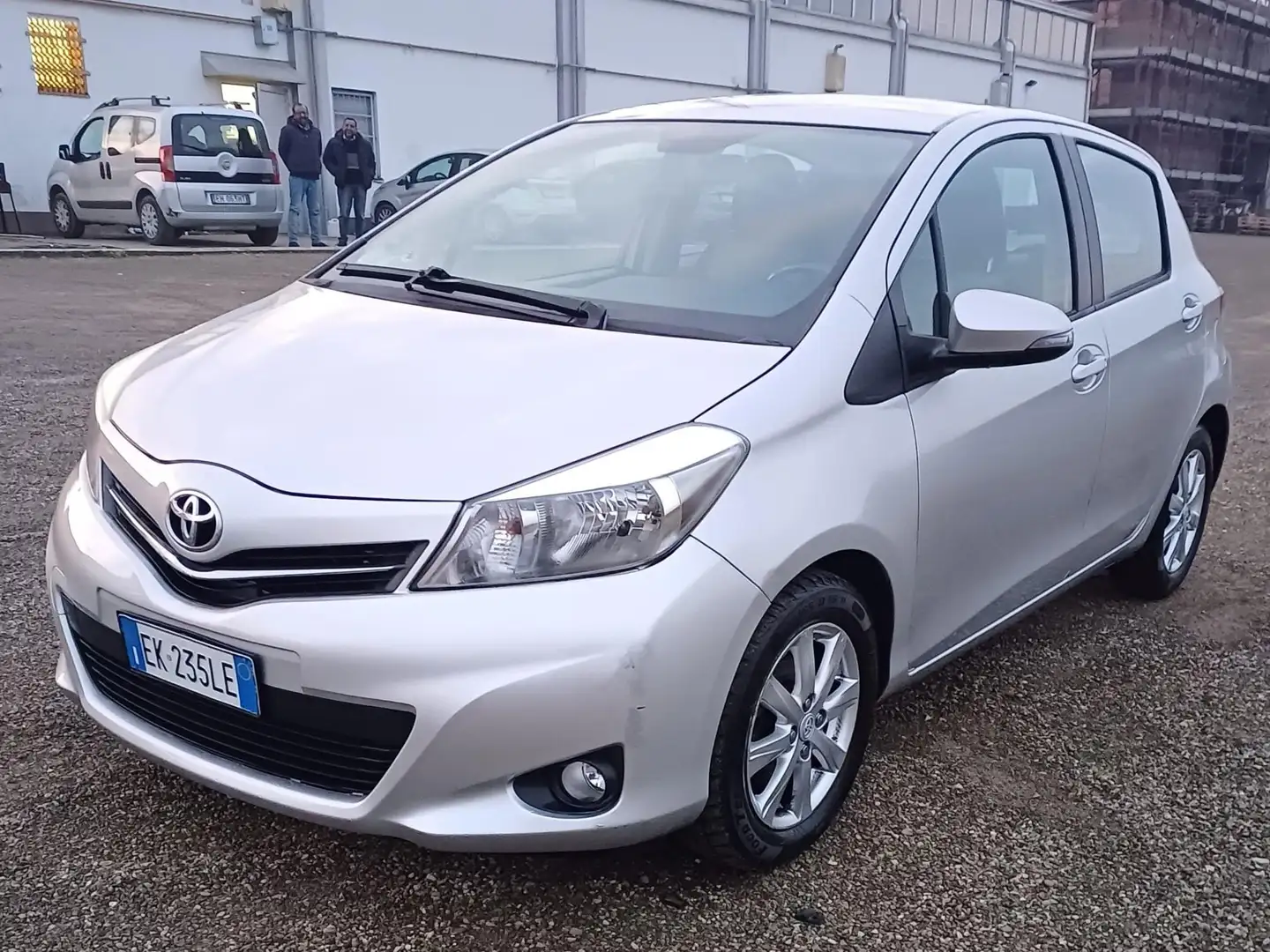 Toyota Yaris Yaris III 2011 5p 1.3 Lounge Gris - 2