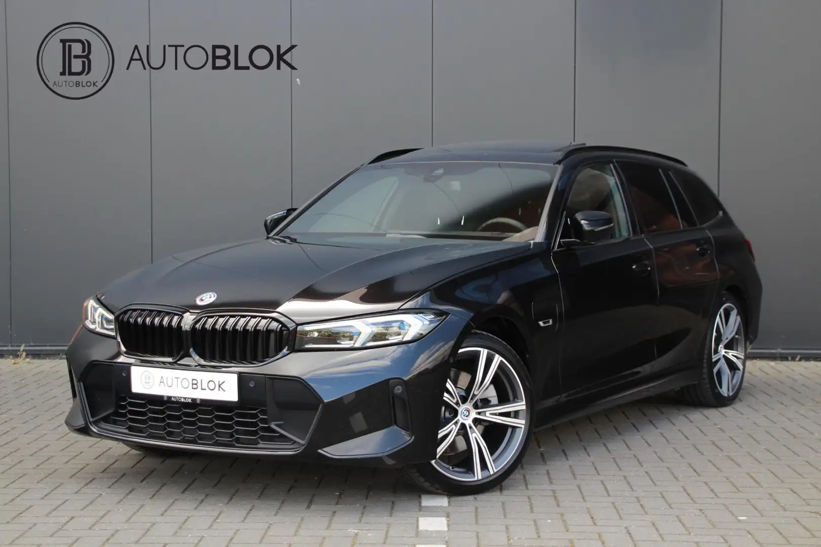 BMW 330 3-serie Touring 330e xDrive | M-sport | Pano | Tre Fekete - 1