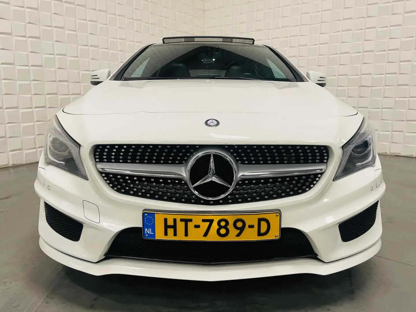 Mercedes-Benz CLA 180 Shooting Brake AMG PANO NAP Blanc - 2