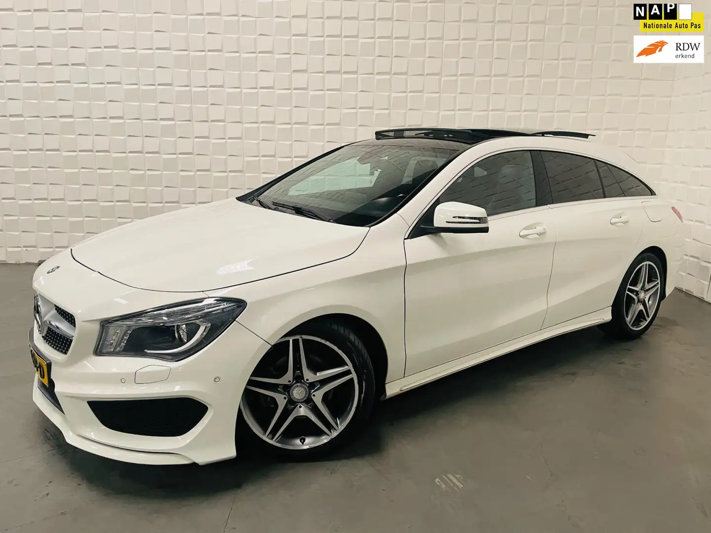 Mercedes-Benz CLA 180 Shooting Brake AMG PANO NAP Blanc - 1